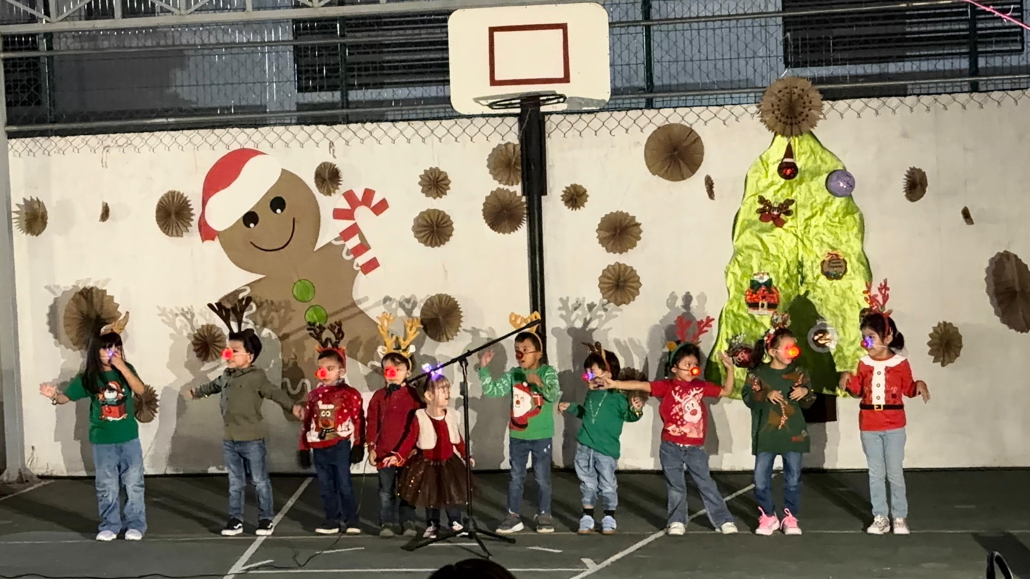 El espíritu de la Navidad llenó cada rincón del Colegio Xochicalli.
Más allá de los dulces y los juegos, lo que realmente brilló fue la alegría en los ojos de nuestros alumnos y la calidez de estar juntos creando recuerdos que, estamos seguros, guardarán para siempre.
¡Gracias por ser parte de esta gran familia y por permitirnos compartir la magia de la Navidad! ❤️
#PosadaXochicalli #Navidad2025 #TribuXochicalli