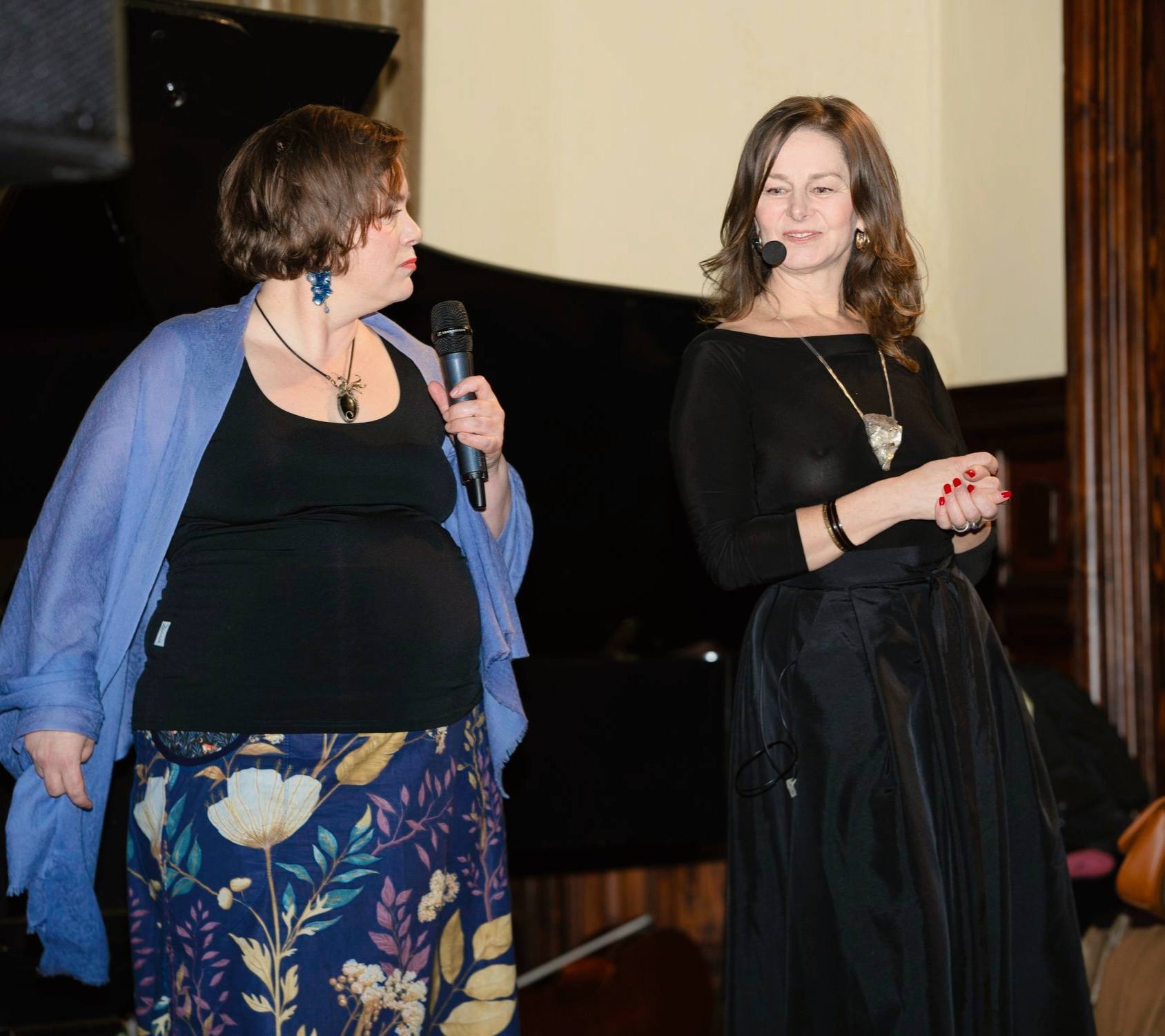 Mohla bych to brát jako velký fail. Nebo to může být přesně ten bod autenticity, po kterém se dnes volá.
Pojď si přečíst o větě, která zazněla sálem před sto lidmi. Větě, která by mohla být chybou. Jenže za starých dob. Ne dnes. Mě vypadla z pusy tak nějak "sama od sebe". 😁 Kdo mě zná, ví.
Stalo se to ve Svitavách u Jana Jánová na předvánočním networkingu, kde jsem dělala na pódiu Fashion show. Oblékám tři modelky. Každou podle své autenticity a svého oblečení, které si přivezla. Vybíraly jsme ho dopředu. Vím, co budu o které říkat, co ukážu. Mám připravenou kostru. Při show se pěkně naladím na každou ženu. Jsem ve flow.
Můj fokus je na 100%.
Po 30 min je konec show, závěrečná diskuse, fokus je vyčerpaný. A teď to přijde. Vyzýváme ženy, zda mají dotaz. A jedna měla! Chtěla vědět délku sukně na její postavu.
Následuje epické čtení hororu:
Odvážlivkyně stoupí na pódium.
Lúca zkouší různé délky, šířky. Modeluje na pódiu její áčkovou dlouhou sukni. Zkouší krátké i dlouhé. Už se potí a mikrofon přeskakuje. Trvá to nekonecně a výsledek v nedohlednu. A nejednou z Lúci vypadne posvátná věta: "Hele, já nevím. Už mi to nejde. Jak začnu moc přemýšlet, vím, že musím skončit. Já funguju jako kanál". Bylo hotovo. Žena odešla, poděkovaly jsme jí za odvahu, že se přihlásila.
Konec hororu 😁.
Mohla bych to brát jako chybu. Úplný propadák. V bodě, kde jsem jako odborník. V místě, kde mají všichni napjatý uši, jaké je řešení. Já řeknu, že nevím. Jenže kdo mě zná, ví, že taková jsem. Nejsem perfektní.
A tak si ženy odnáší ještě větší zkušenost. Že je v pořádku říct "nevím", i když bych vědět asi měla.
Lucie Kubů
Fashion Therapy
Pro vaši odvahu být autentická