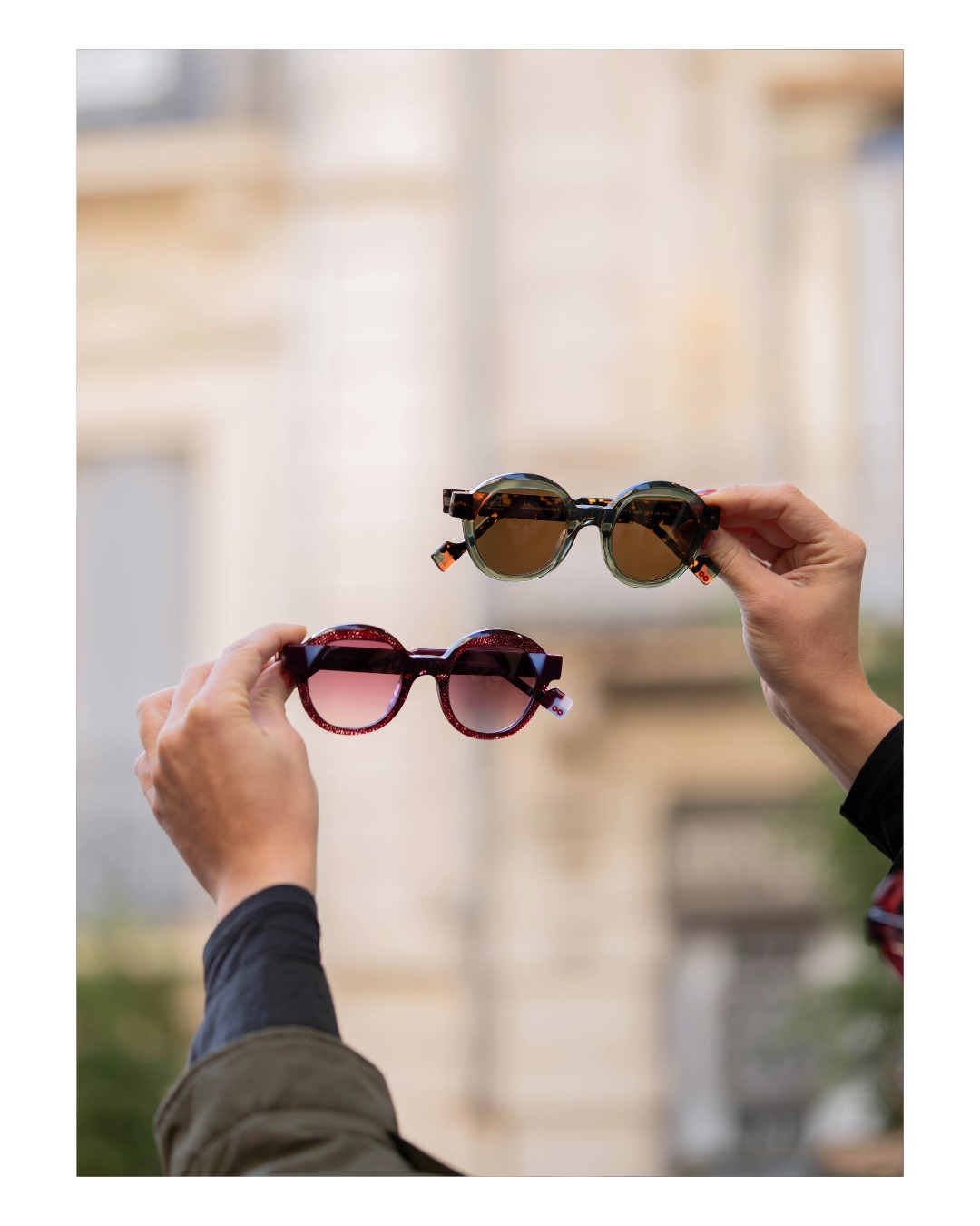 Nouvelle année, nouvelles vibes… et nouvelles lunettes ? 😎
Chez Optique Philippot, on commence 2026 avec style !
Deux paires, deux ambiances :
✨ Violette pailletée pour les audacieux·ses qui veulent briller même en janvier,
🌿 Vert & écaille pour ceux qui préfèrent la douceur chic et naturelle.
Et vous, laquelle vous fait craquer pour démarrer l’année du bon pied ? 💬
📍À retrouver en boutique à Montpellier, Rue Saint-Firmin !
-
Opticien Montpellier l Montpellier l Style unique l Lunette Montpellier