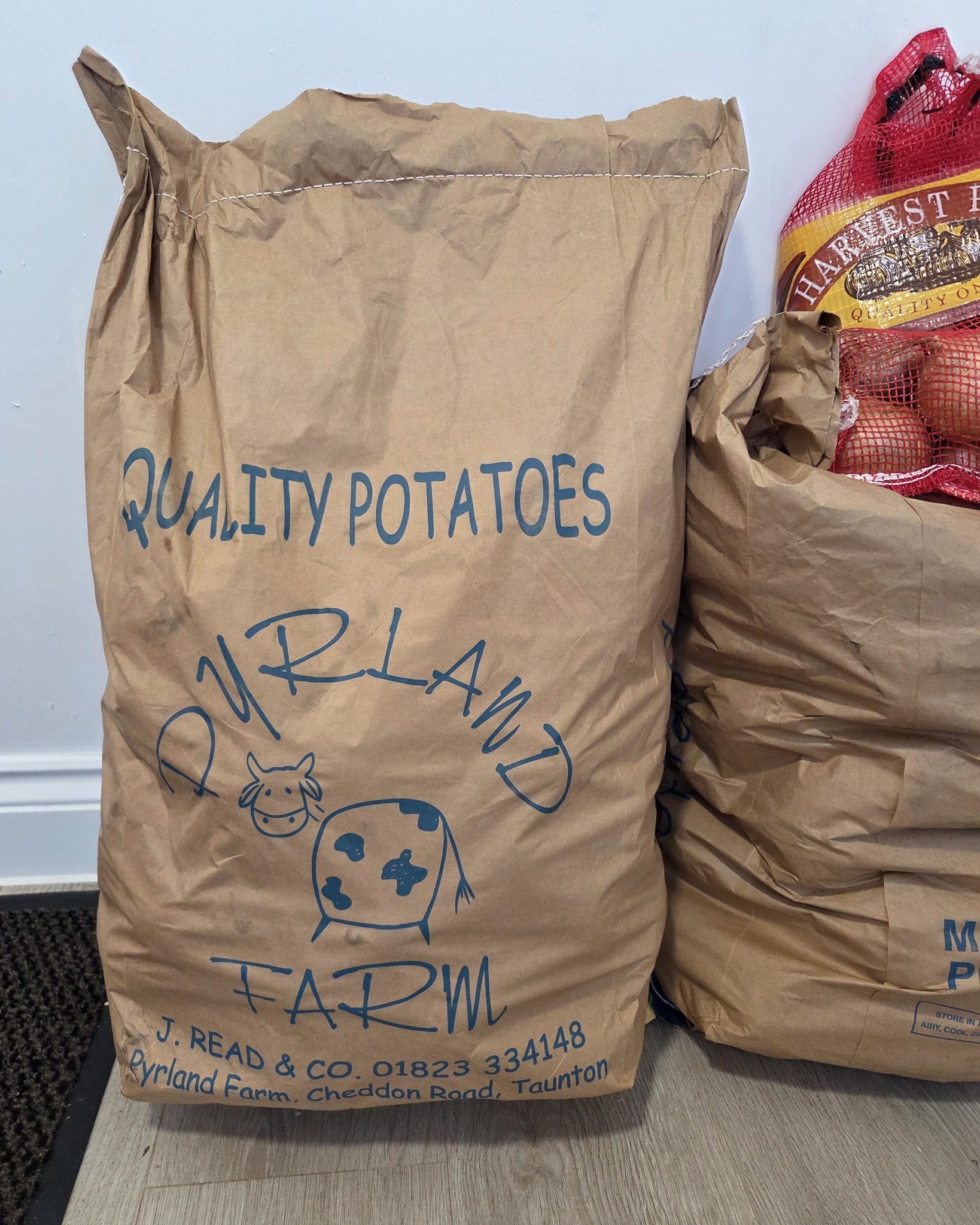 We now stock local potatoes in the farm shop. We have wilja and marris piper potatoes from Taunton.
£0.65 per kilo
£6 per half bag
£11.50 per full 20kg bag