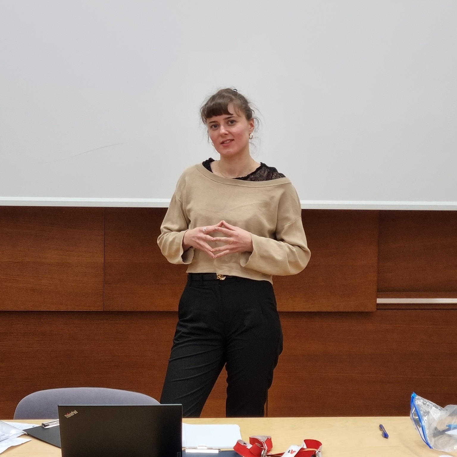 📣 Nova lokacija, boljša energija! 📣
Počasi se privajamo na srečanja na novi lokaciji – od decembra dalje namreč svoje govorniške nastope pilimo v prostorih Gozdarski inštitut Slovenije 🌲🎤 In ja, lahko potrdimo: prostor je top, energija pa še boljša!
Naši člani so trenutno v vrhunski formi 💪 Imeli smo kar tri pripravljene govore, v katerih so Laura, Hanna in Rok naravnost blesteli. Publika navdušena, aplavz zagotovljen 👏
V temah omizij pa je zmago odnesel lanskoletni favorit Luka 🏅
Pred nami je tudi tekmovalno obdobje 🏆
👉 februar: klubsko tekmovanje
👉 marec: Area tekmovanje
In iskreno? Naši zagreti govorniki so že zdaj strah in trepet konkurentom iz sosednjih klubov 😎🔥 Sploh ne dvomimo, da bodo s konkurenco pometli tudi na Division nivoju!
Ostanite z nami – najboljše šele prihaja! 🚀