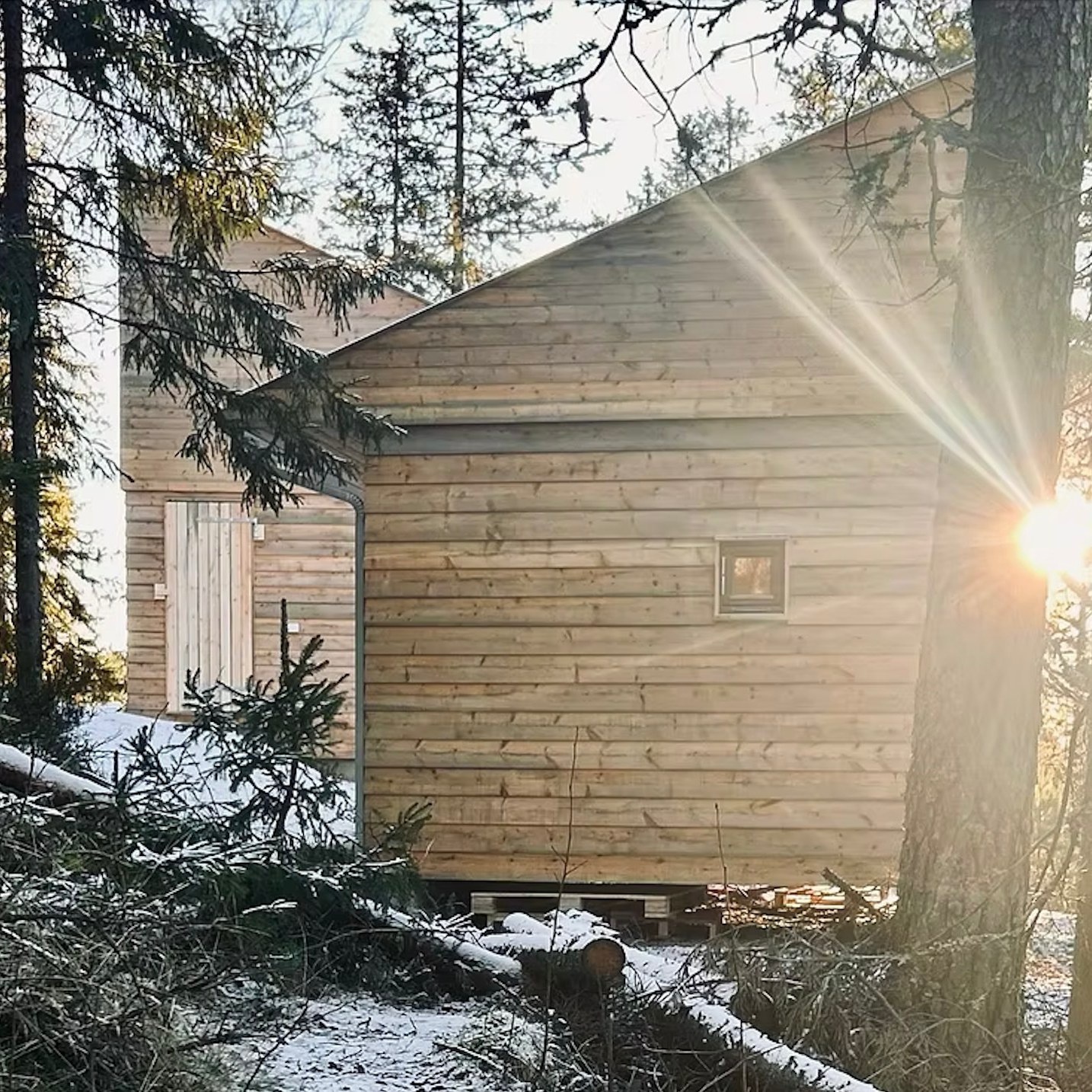 Vinteren er her – og det betyr tele, is og ekstra utfordringer for boliger! ❄️
Desember er i full gang, gradestokken kryper nedover og naturen setter sitt preg på både uteområder og bygg. For oss som jobber med boligservice, oppussing, rehabilitering og vedlikehold betyr dette én ting: det er viktigere enn noensinne å være på ballen!
Tele og frost kan føre til at bakken hever seg og setter trykk på grunnmurer, rør og terrassefundamenter. Når vann fryser til is, utvider det seg – og det kan skape sprekker i mur, asfalt og uthusgulv som fort blir dyre skader om det ikke blir tatt tak i tidlig. I tillegg kan isdannelser i takrenner og ved takfoten skape isdamer som presser vann inn under takstein og lekter – et vanlig problem gjennom vinteren!
Hos oss i Serviceavtale AS hjelper vi deg både med:
- Forebyggende kontroll og vedlikehold
- Reparasjoner som holder stand gjennom vinteren
- Rådgivning om hva som bør prioriteres i kulda
- Små og store oppussingsoppdrag – innvendig og utvendig
- Snørydding og vintertjenester om du trenger det
📌 Tips fra oss nå i desember:
✔ Sjekk takrenner og nedløp – fjern løv og is før det fryser fast
✔ Se over utekraner og isoler rør for å unngå frostskader
✔ Avtal en service‑sjekk i tide – det kan spare deg både penger og hodebry
Vinteren kan være vakker – men den kan også være tøff mot boligen din. La oss hjelpe deg med å sikre at huset står trygt gjennom kulda! 💪
📞 Ta kontakt for en uforpliktende prat eller tilbud.
👉 https://www.serviceavtale.no/om-oss