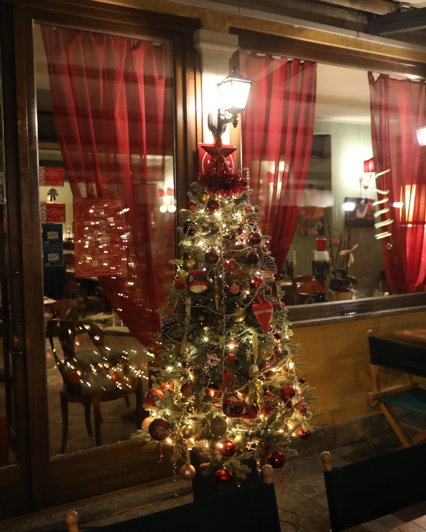 🎁✨Il colore rosso anima la sala dell’Antica Osteria Monterosso…è Natale!
L’atmosfera perfetta per le cene degli auguri….ricordati di prenotare il tuo tavolo!