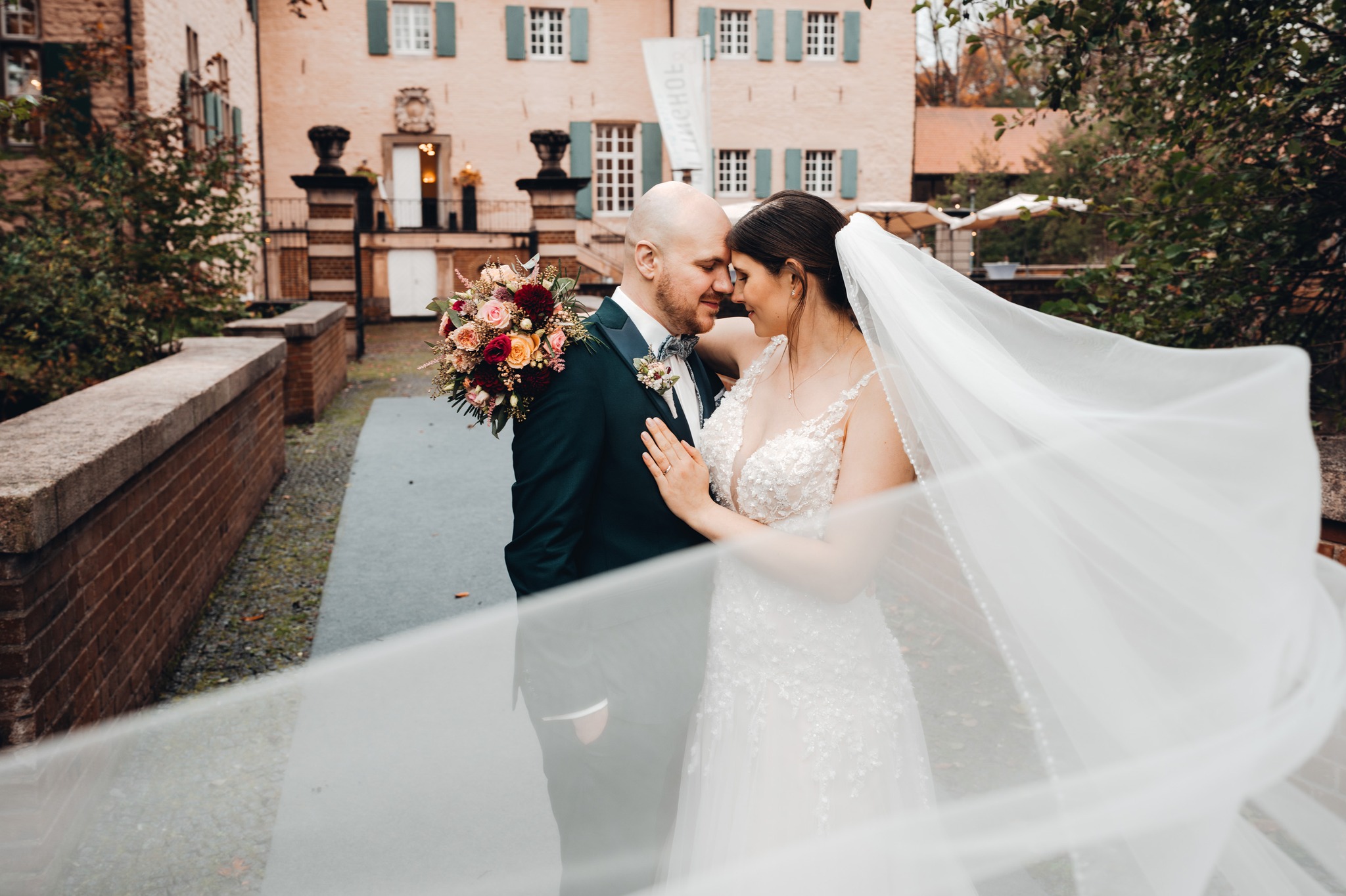 Sarahs & Marvins Herbsthochzeit 🍂 ❤️
Mit ganz viel Teamwork & Vertrauen. Danke euch beiden so sehr.
Location: @burgluettinghof