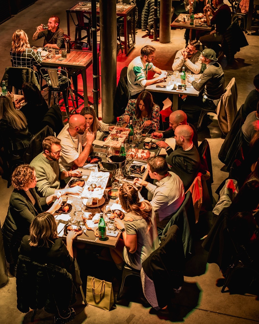 Inizio anno, stessi rituali che funzionano sempre.
Una tavolata di amici, il tempo che rallenta, piatti che arrivano e la voglia di stare insieme.
A Carro Social Club le serate ricominciano così: da una cena semplice, fatta bene, che poi diventa qualcosa di più.
#carrosocialclub #kozelcarroponte #milano