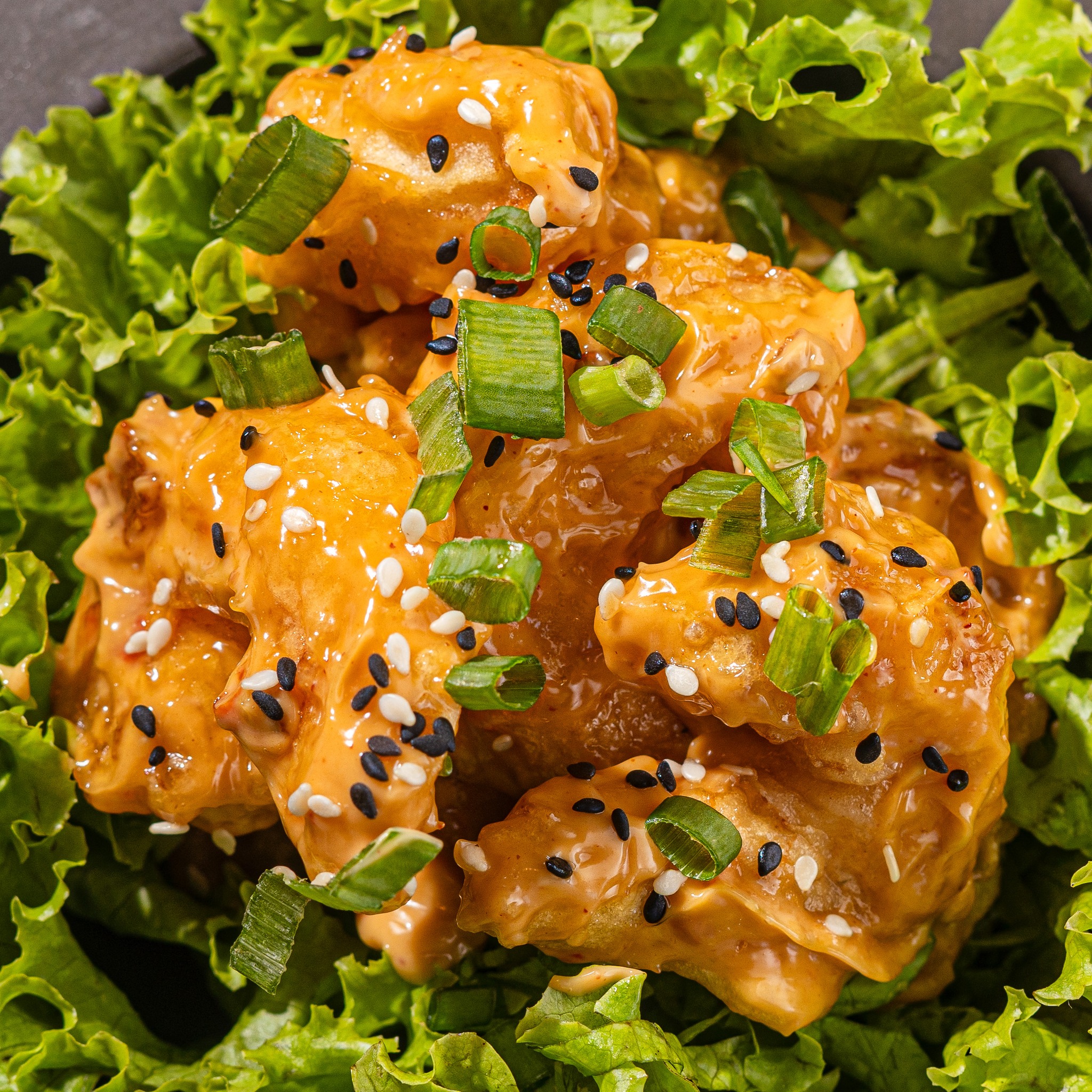 Un plato que combina sabor, frescura y una presentación irresistible. Hoy te invitamos a disfrutar hasta las 24 de diciembre hasta las 4p.m.
ROCK SHRIMP TEMPURA | Camarones empanizados con salsa spicy maCamarones empanizados con salsa spicy mayo sobre lechuga.