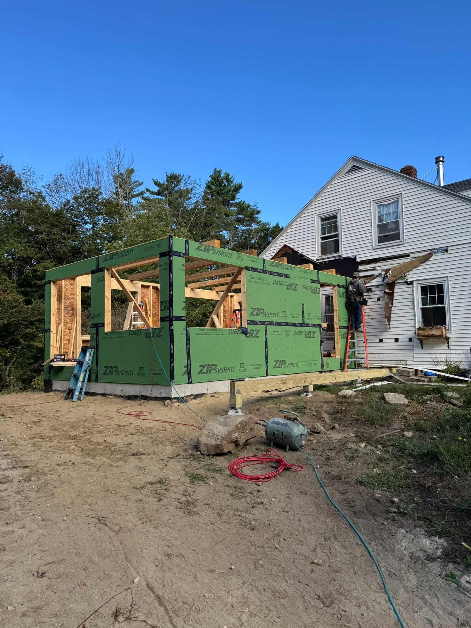 Taking it to the next level. 📍
The footprint is officially defined! We’ve moved from the ground up and the walls are officially in place at the Dublin build.
There’s a specific energy on-site once the walls go up. You stop looking at the dirt and start looking at the design. We’re moving fast now, and every day this project looks more and more like the home we envisioned.
Next up: Getting it closed in! 🔨🏗️