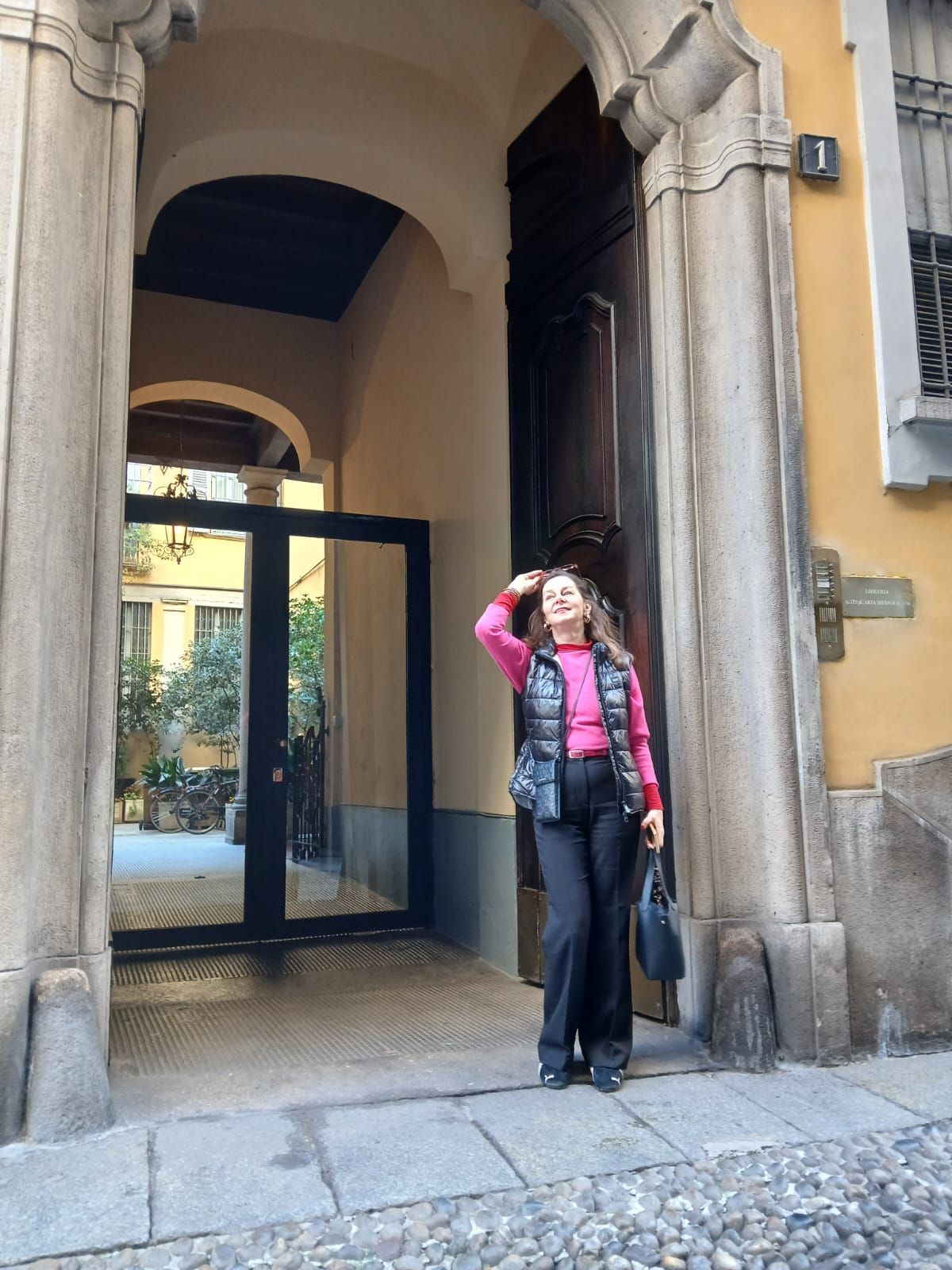 Balím si tu dárky a najednou ups, chybí mi dárek pro širší rodinu.
Každý rok nakoupím základní dary již v listopadu. Poté usnu v dojmu, že mám hotovo. Proberu se na poslední chvíli, kdy už je pozdě. Třeba jako dnes. Pak zaktivuji veškerou kreativitu a jdu nakupovat kupóny. Nejlépe do divadla.
🖌️ Taky se vám stane, že na poslední chvíli vám něco chybí?
Rozhodně stihnete kupóny, jako já.
👉 Zkuste vzít rodinu a nebo své známé na prohlídku Prahy s privátní průvodkyní. Darujte jim krásný dárkový kupón.
Provedu vás Prahou - jen vaši skupinu. Žádný cizí lidi mezi vámi. Žádný cizí děti, maximálně ty vaše. Jen vaše tempo. Jen to, co zajímá vás.
Letos darujte nejzajímavější dárek, jaký jste ještě neměli.
>> Soukromá prohlídka Prahy, jak ji neznáte. <<
Dárkový kupón a více detailů k němu najdete u mě na webu. Odkaz je v komentáři.
Lucie Kubů
Již víc jak třicet let provázím po Praze. Umím pro vás vymyslet ten nejzajímavější itinerář na míru.