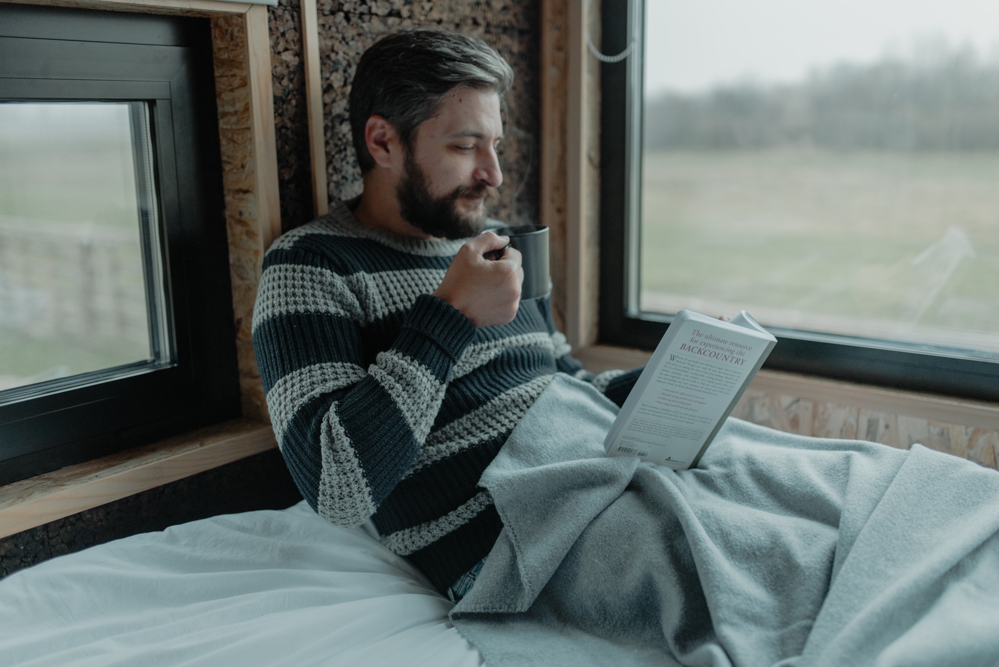 Zima kakva treba da bude - tiha i opuštajuća.
Za dvoje koji žele da budu prisutni, žele toplinu kabine, tišinu i vreme koje pripada samo vama.
Vaš mali zimski beg u prirodu. ⛄
Rezervišite sada i iskoristite 20% popusta uz kod BUZZOFFSKIWINTER.
Zasavica vas čeka. 🍀