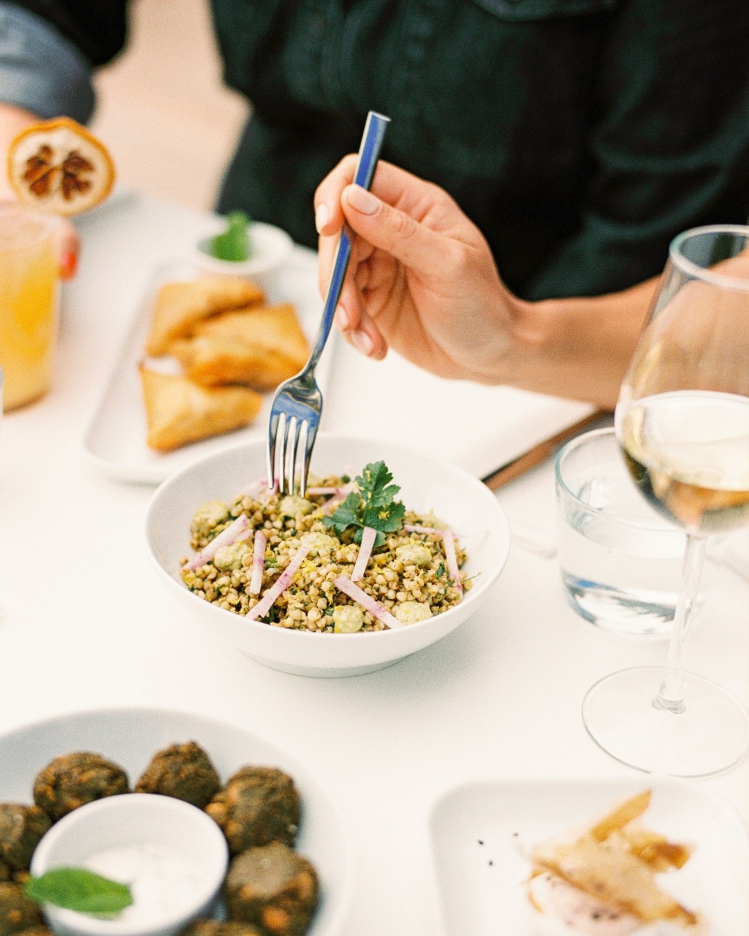 Pendant les congés, vous aimez plutôt…
🌿 ne rien faire et ralentir
🥾 partir prendre l’air
📚 lire, cuisiner, bricoler
✈️ voyager, changer de décor
Et vous, qu’aimez-vous faire pendant vos congés ?
Dites-le-nous en commentaire, on adore vous lire ✨
-
Entre Nous
35 rue de la marine
29730 Le Guilvinec
+33 (0)2 98 92 73 56
Ouvert du jeudi au lundi 🌈
#entrenous #guilvinec #entrenousguilvinec #restaurantguilvilnec #pause #conges #echanges #paysbigoudensud #bigoudenjoy
Crédit photo : @marineburucoa