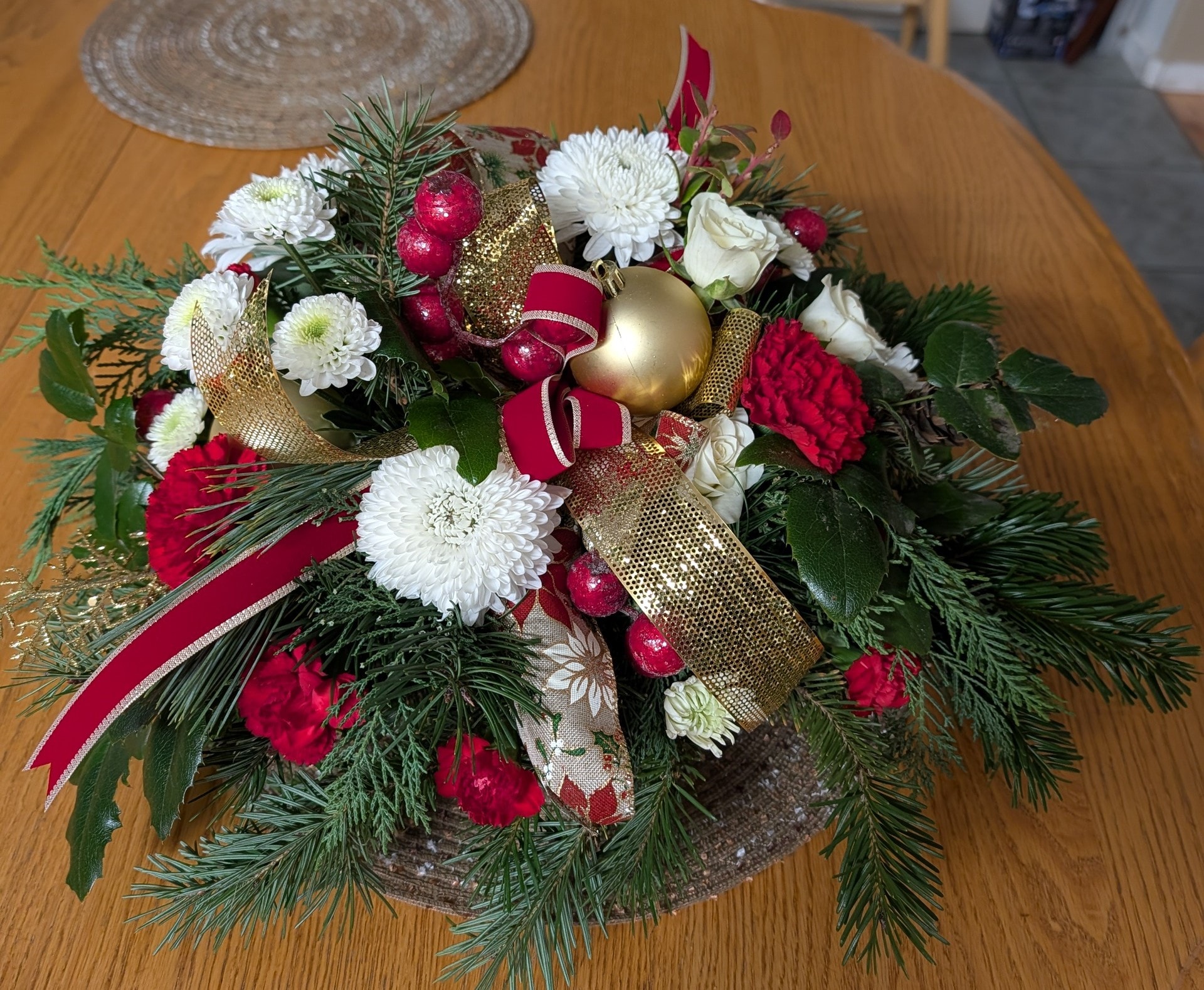 Simple centerpiece🎄🎄
Jeanne Davis AIFD Cfd
#ABF#evergeens#Fragrance