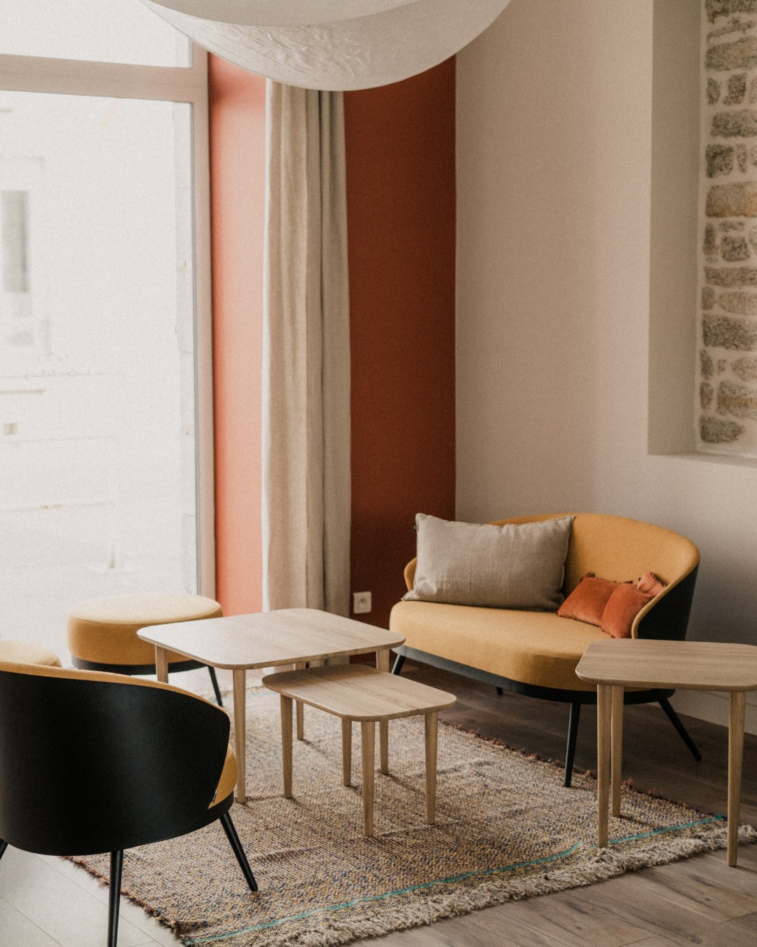 Au retour de vacances, ce coin cocooning à l’entrée d’Entre Nous, côté rue principale, sera de nouveau là pour vous accueillir.
Un café, un thé, une petite lichouserie, regarder les gens passer, prendre le temps…
Et vous, ce serait plutôt un moment en solo, à deux, ou un instant à partager ? 💙
-
Entre Nous
35 rue de la marine
29730 Le Guilvinec
+33 (0)2 98 92 73 56
Ouvert du jeudi au lundi 🌈
#entrenous #guilvinec #entrenousguilvinec #restaurantguilvilnec #cocooning #pausegourmande #boireunverre #paysbigoudensud #bigoudenjoy
Crédit photo : @marineburucoa