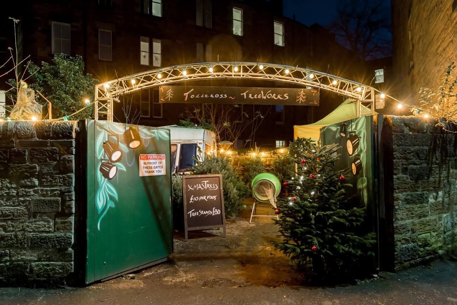 We had such a great time this year selling Christmas trees and spreading community joy in central Edinburgh! Thank you to everyone that came by and supported to us and all of the gardeners that helped selling trees 🎄🎅 A Merry Christmas to everybody! ✨🎁
