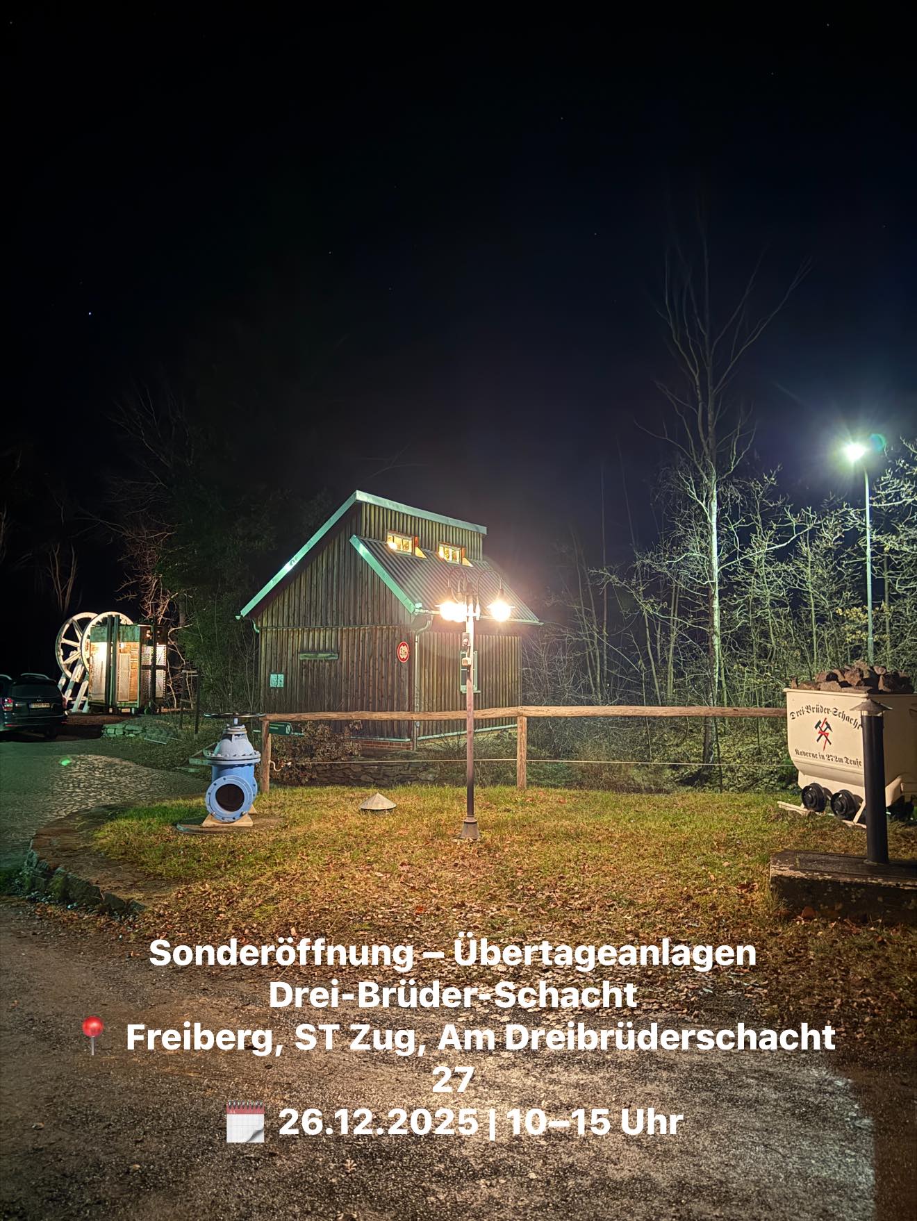 Die Feiertage laden zum Genießen ein – und genau deshalb ist ein Spaziergang mit Ziel in unserer Silberstadt Freiberg zwischen den Mahlzeiten oder nach dem Festessen genau das Richtige. Raus an die frische Luft, ein paar Schritte gehen und dabei noch etwas Besonderes erleben. Hier kommen zwei Tipps für morgen:
🎄 ⚒️ Sonderöffnung – Übertageanlagen Drei-Brüder-Schacht
📍 Freiberg, ST Zug, Am Dreibrüderschacht 27
🗓 26.12.2025 | 10–15 Uhr
Durch ein paar glückliche Umstände und den Impuls der Vereinsmitglieder öffnen die übertägigen Anlagen des Drei-Brüder-Schachts am 2. Weihnachtsfeiertag. Von 10 bis 15 Uhr werden Besucher empfangen. Führungen, Glühwein und etwas zum Knabbern – ideal für alle, die es in der warmen Stube nicht mehr aushalten und sich bei einem Spaziergang mit Ziel die Beine vertreten wollen. Besonderes Extra: Auf Wunsch gibt es ein kostenloses Luft-Erinnerungsbild aus der Drohne. 📸
⚒️🔥 Weihnachtsschmieden - Freibergsdorfer Hammer
📍 Freiberg, Hammerweg 4
🗓 26.12.2025 | 14–17 Uhr
🔥 Das Traditionelle Weihnachtsschmieden im Freibergsdorfer Hammer ist ein schöner Abschluss für den Weihnachtsspaziergang. Die Besucher erwarten Führungen, Schauschmieden sowie verschiedene Mitmachaktionen für Kinder. So ist dieser Spaziergang mit Ziel auch für Familien besonders attraktiv.
