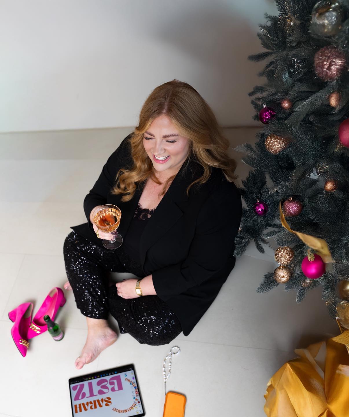 Weihnachten ist für mich das Fest der Gefühle.
Die Zeit, innezuhalten und bewusst Danke zu sagen 🤍
Ich bin unglaublich dankbar für all das Vertrauen,
das mir privat wie geschäftlich entgegengebracht wurde.
Für Wachstum, für ein kleines Team,
für ein neues Büro
und dafür, Menschen auf ihrem finanziellen Weg begleiten zu dürfen.
Privat bin ich dankbar für viele besondere Momente –
für Reisen, neue Perspektiven
und für einen Bauplatz als Raum für Zukunft.
Zu Weihnachten möchte ich ganz bewusst
nur positive Vibes versprühen ✨
Die Struggles bekommen ihren Raum im nächsten Post.
Danke für alles 🤍
Frohe Weihnachten 🎄
#FemaleFinance #FinanzGlowUp2025 #Weihnachten #weihnachtenistdieschönstezeit
@maria_santoro_brandfotografie 📸