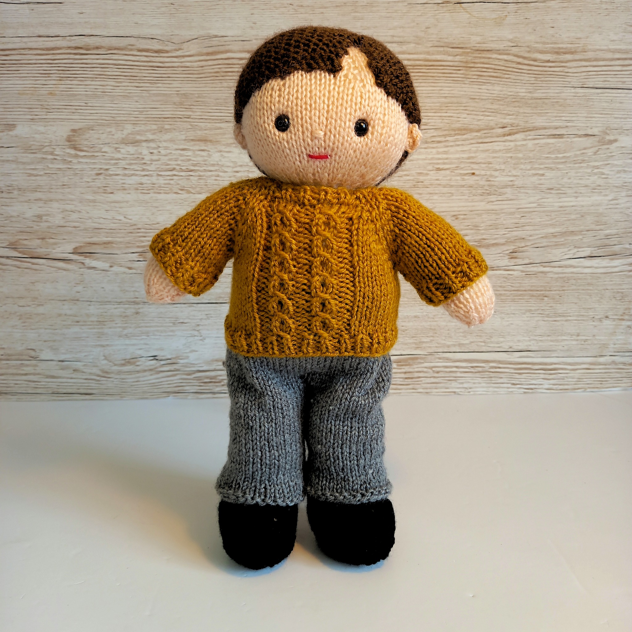 Double the joy—it’s Boxing Day and Free Pattern Friday all in one!
Eric is showing off his cosy winter sweater and trousers, and I’m delighted to share that this pattern is my own original design, available absolutely free from Hobbii.
No code needed—just pop over to the site, sign in, and the pattern is yours to enjoy. Happy making, friends!
https://hobbii.co.uk/collections/knitting/products/hp-1009281-eric-doll?_pos=24&_fid=c5c40bcab&_ss=c