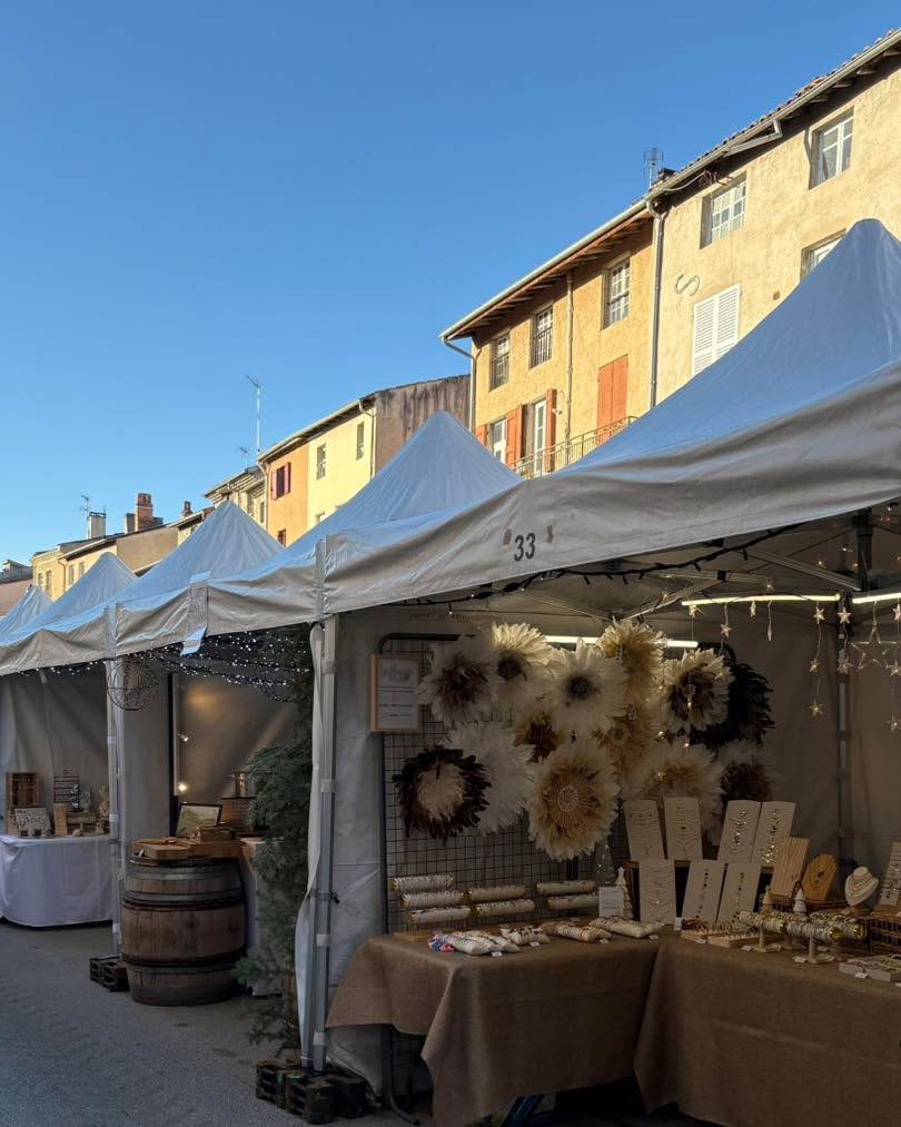 ✨Les marchés de Noël se terminent et je tiens à remercier sincèrement l'ensemble de mes clientes, fidèles comme nouvelles.
Voir mes clientes fidèles revenir me racheter des bijoux pour offrir à Noël, et accueillir de nouvelles personnes qui découvrent mon univers, a été une immense joie.✨
Cette année a été riche en émotions, parfois intense, mais toujours aussi merveilleuse grâce à vous. Chaque échange, chaque sourire, chaque bijou choisi avec amour donne tout son sens à mon travail !
Merci pour votre confiance, votre fidélité et votre soutien !
À très vite pour la suite de l'aventure 🤍