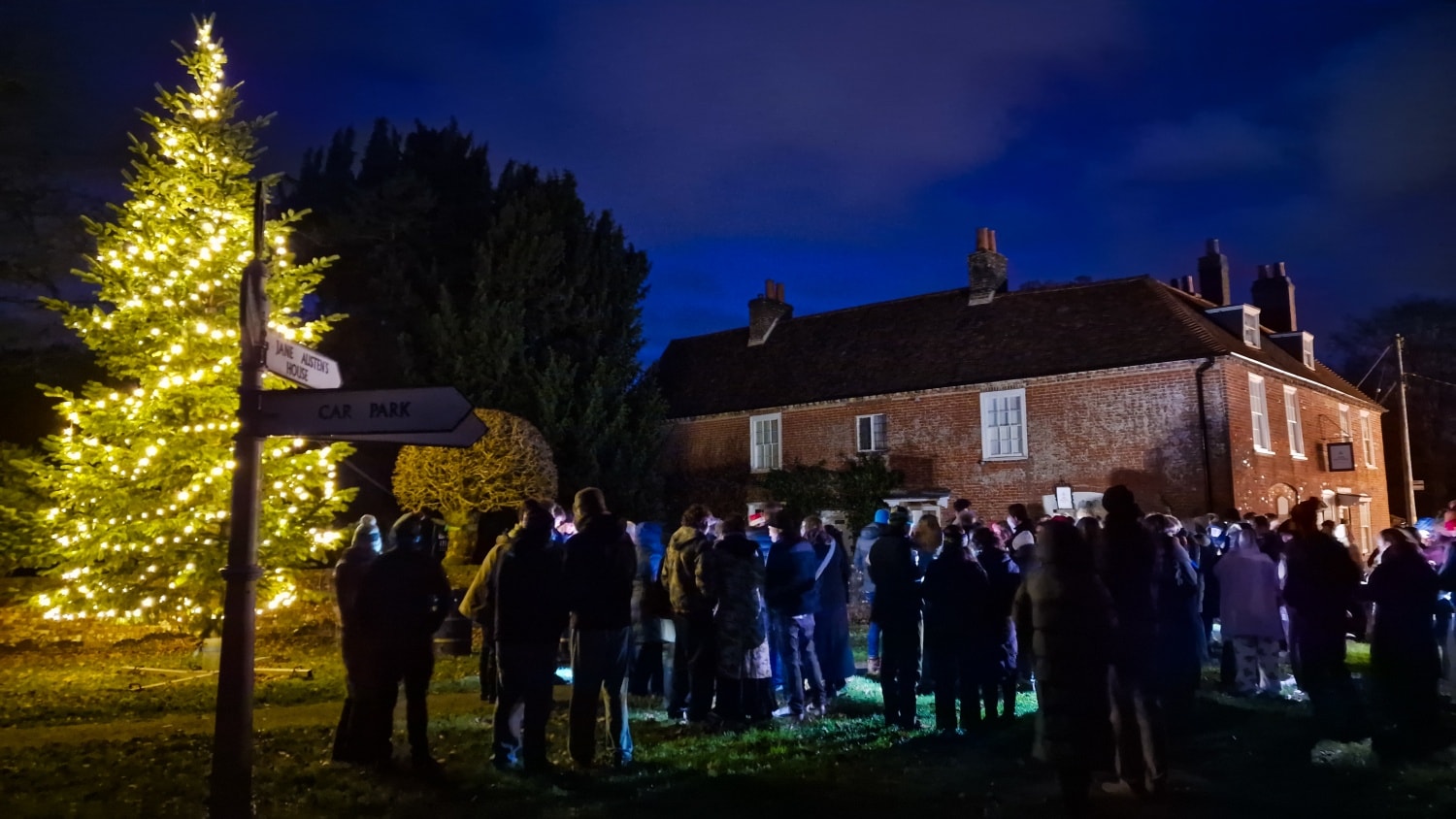 E per finire in bellezza il periodo che porta al Natale, non poteva mancare il tradizionale appuntamento della Vigilia con le Carols by the Village Tree (Canti di Natale attorno all'albero del villaggio). Una bellissima tradizione che da diversi anni riunisce gli abitanti del nostro villaggio davanti alla casa di Jane Austen e offre a tutti un'occasione per salutarsi e scambiarsi gli auguri.🎄
Nonostante il freddo pungente, quest'anno eravamo davvero in tanti!❄️
Domani sono di turno in ospedale, quindi vi faccio ora tanti cari auguri di Buon Natale, sperando che possiate passarlo con i vostri affetti più cari. ⛄️
Un abbraccio! ❤️
#passionecampagnainglese #cantidinatale❄🎁🎅🎄 #Natale #vigiliadinatale #tradizioni #tradizioninatalizie🎄 #villaggio #spiritodicomunità #carols #christmas2025 #carolsbythetree #christmasvibes❤️ #villagelife #villagetradition #villagelifestyle #communityspirit