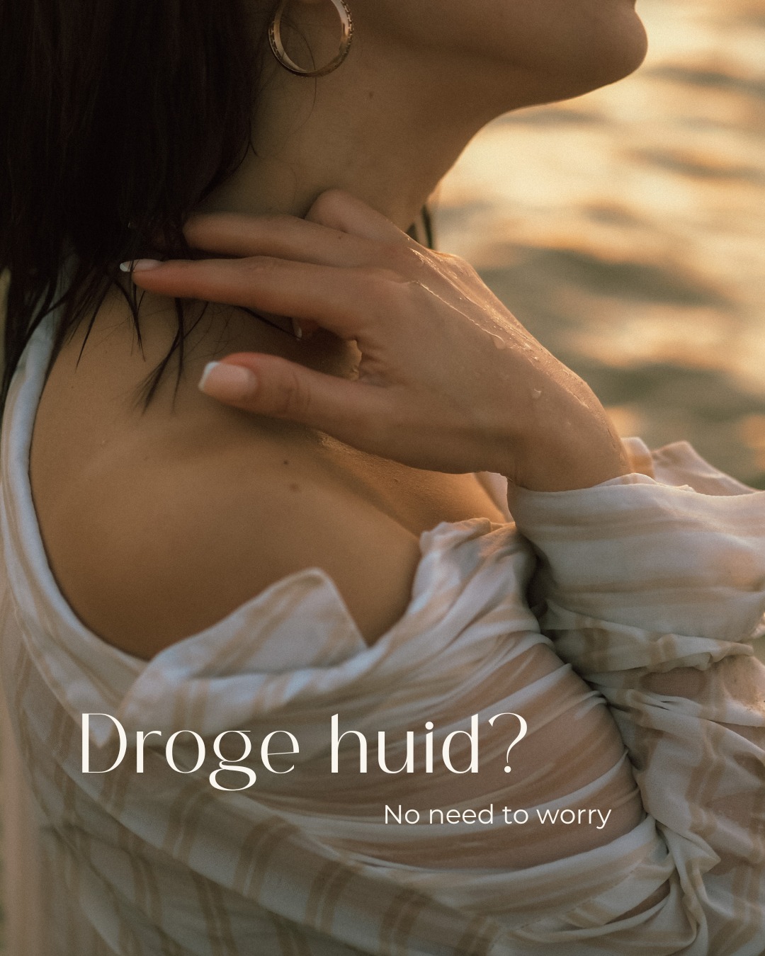 Droge huid in de winter? Adem in… je huid doet niets fout. ❄
Het is helemaal normaal dat je huid in de winter droger, gevoeliger of wat schilferig aanvoelt. De oorzaak? De constante switch tussen koude buitenlucht en warme binnenlucht.
Koude winterlucht kan je huidbarrière aantasten, waardoor je huid minder goed vocht vasthoudt en gevoeliger reageert. Daarbovenop is de winterzon feller dan je denkt, en ook die kan je huid extra belasten. Resultaat? Een trekkerig gevoel, doffe teint en soms zelfs roodheid of schilfertjes.
Het goede nieuws: je kan je huid perfect ondersteunen, zonder ingewikkelde routines. 💛
✨ Wat écht helpt in de winter:
• Kies voor een voedende, hydraterende crème
• Gebruik een serum dat je huidbarrière versterkt of herstelt
• Was je gezicht nooit met heet water, lauwwarm is key
• Zorg voor meer luchtvochtigheid in huis (een diffuser doet wonderen)
• En ja: SPF blijft belangrijk, ook in de winter
Je huid hoeft geen strijd te leveren tegen de winter. Met de juiste zorg blijft ze comfortabel, rustig en gezond, ook tijdens de koudere maanden. 🤍
Twijfel je wat jouw huid nu écht nodig heeft? Ik kijk met liefde met je mee en help je kiezen wat werkt voor jóu.
Liefs
Lien