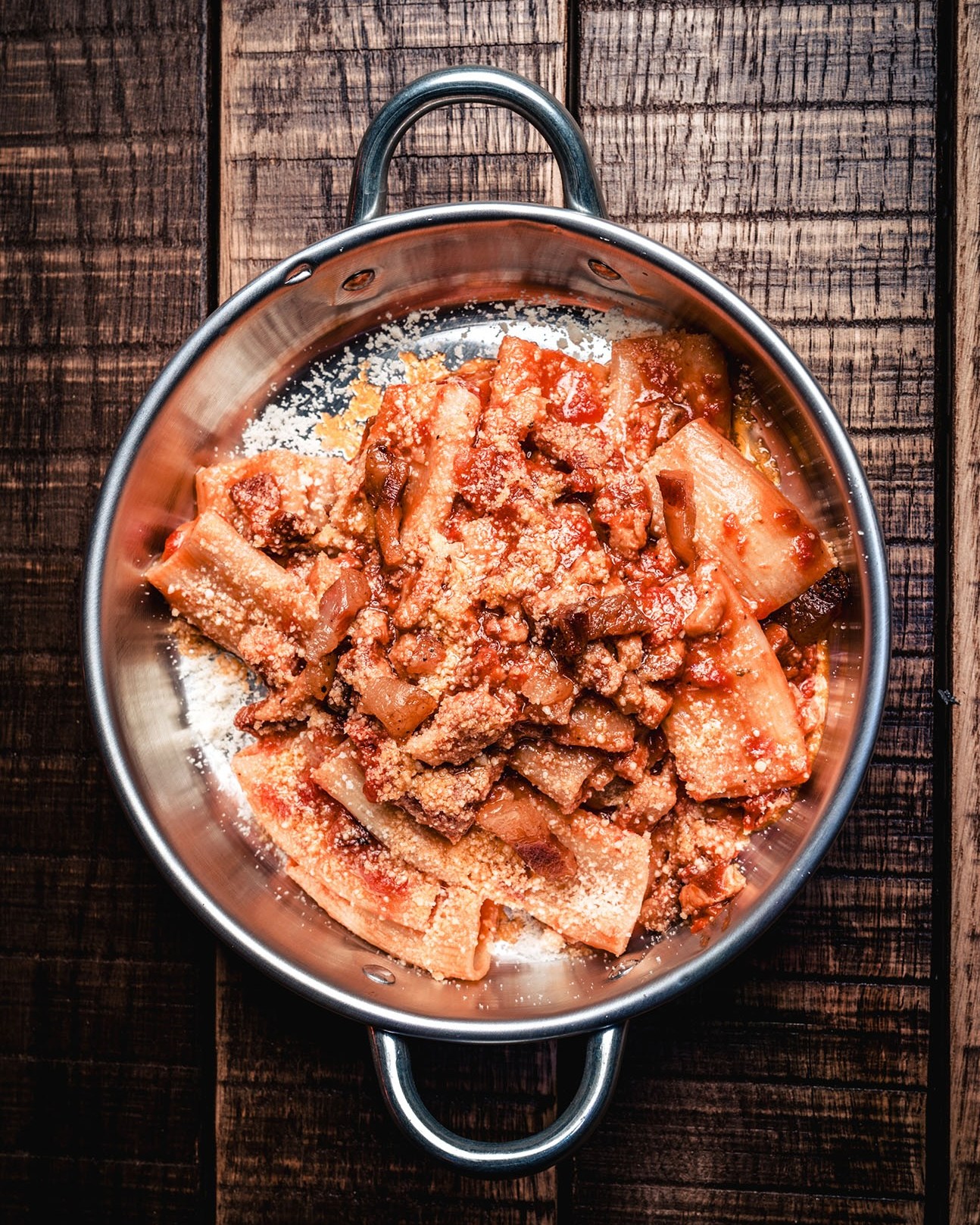 Oggi si riapre e si inizia il 2026, e un piatto di rigatoni all’amatriciana è sempre una buona idea.
Da qui siamo partiti per costruire un menu che mettesse d’accordo tutti: i grandi classici della cucina italiana, gli hamburger per chi ha voglia di qualcosa di più deciso, piatti sfiziosi da condividere e scelte per ogni appetito.
Perché a Carro Social Club si viene in gruppo, e ognuno deve trovare il suo piatto giusto.
#carrosocialclub #kozelcarroponte #milano