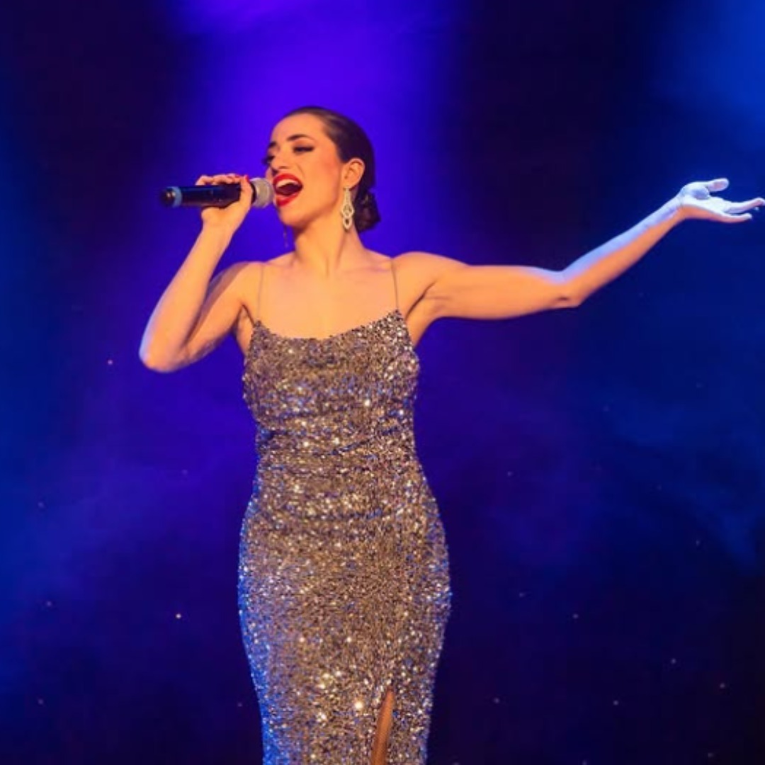 🎭✨ STAGE DE COMÉDIE MUSICALE : 6 JOURS POUR APPROFONDIR UN NUMÉRO SOLO ET D’ENSEMBLE ET DÉFENDRE UN PROPOS ARTISTIQUE ! ✨🎭
📌 Découvrez les 6 modules clés pour maîtriser la comédie musicale :
🔹 Module 1 : Théorie & Découverte
→ Histoire et culture de la comédie musicale
→ Présentation des objectifs de la semaine
🔹 Module 2 : Danse & Mouvement
→ Exploration du mouvement et musicalité
→ Travail sur l’aisance corporelle
🔹 Module 3 : Chant & Théâtre
→ Exercices de lâcher-prise et jeux vocaux
→ Travail sur l’interprétation
🔹 Module 4 : Coaching Individuel
→ Création et perfectionnement de votre numéro solo
→ Travail d’ensemble (chant et interprétation)
🔹 Module 5 : Chorégraphie & Ensemble
→ Apprentissage de la chorégraphie collective
→ Fusion du chant et du mouvement
🔹 Module 6 : Filages & Restitution
→ Répétitions générales
→ Restitution publique pour briller sur scène !
💡 Pourquoi ce stage est unique à Bordeaux ?
→ Un accompagnement complet en chant, danse et théâtre.
→ Un numéro solo exploitable en casting à la fin du stage.
→ Un lieu dédié : Studio Théâtre 71, un espace conçu pour la création artistique.
📅 Dates : Du 9 au 14 mars 2026
📍 Lieu : Studio Théâtre 71 – 71 cours Édouard Vaillant, 33300 Bordeaux
💰 Tarifs : 1400€ (financement AFDAS/Pôle Emploi) ou 1000€ (financement personnel)
📩 Inscriptions et informations : idealstheatre.formation@gmail.com
🔥 Places limitées – Réservez vite pour vivre une expérience artistique inoubliable !
#StageComédieMusicale #FormationBordeaux #Théâtre #Chant #Danse #Artistes #StudioThéâtre71