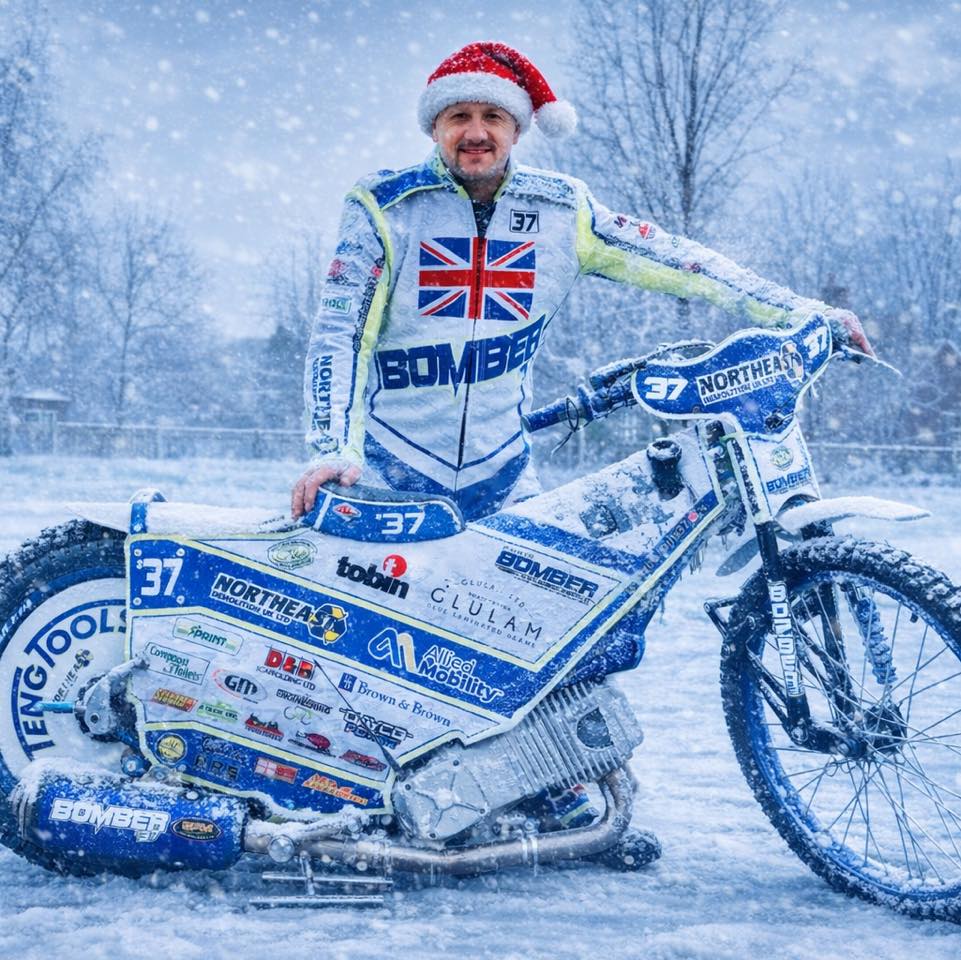 🎄 Merry Christmas 🎄
Thank you to my team, sponsors, family, and all the fans for the amazing support throughout 2025 💣
Have a great Christmas 💫