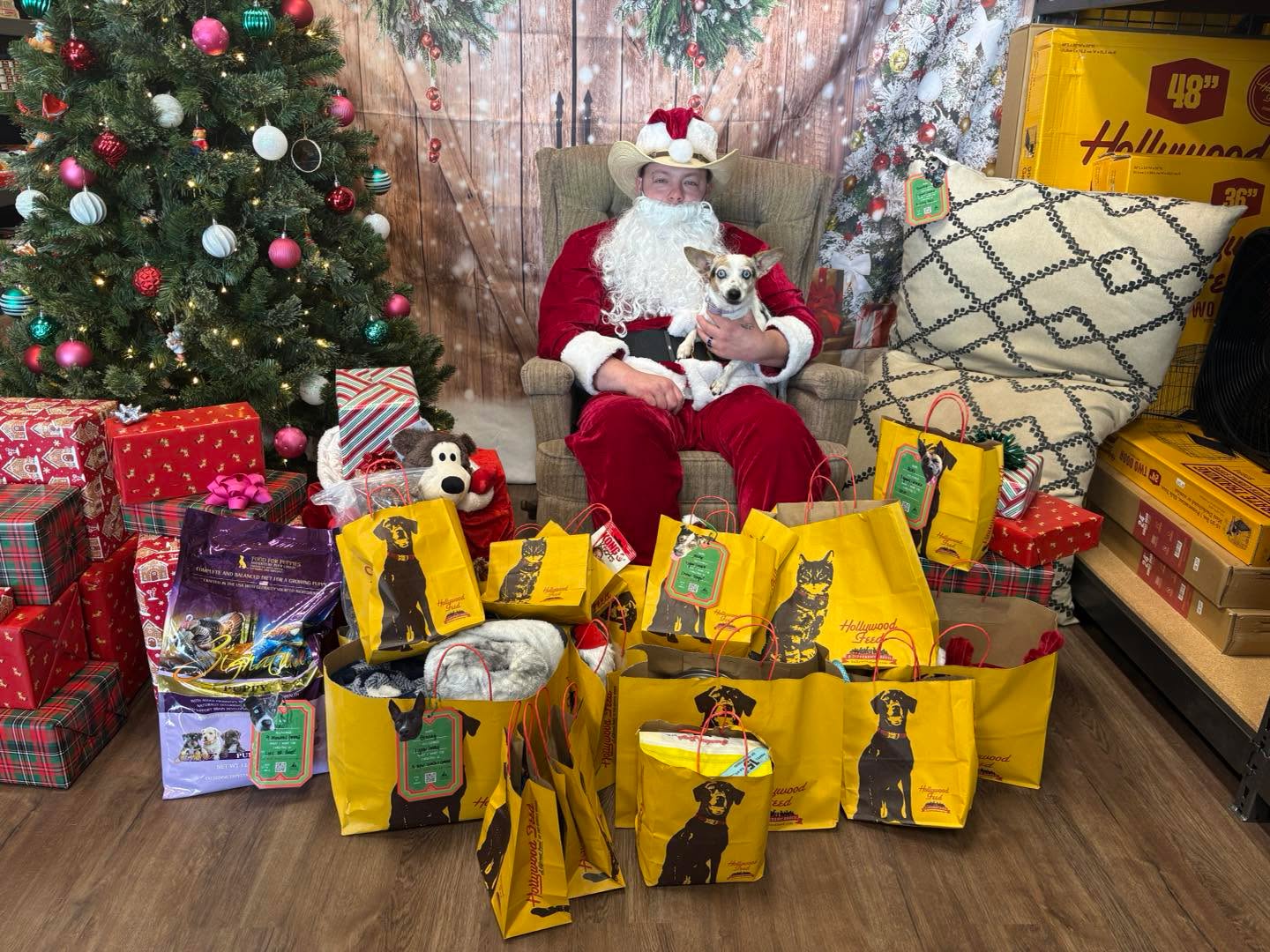 Just in time for Christmas, we picked up Angel Tree donations from the brand new Hollywood Feed at 213 E Bonds Ranch Road—and even got to meet Santa!
These wonderful items were delivered to Fort Worth Animal Care & Control, helping bring comfort, joy, and a little extra holiday cheer to animals in need. Thank you to everyone who donated and supported this effort—your generosity truly makes a difference 💙🐾