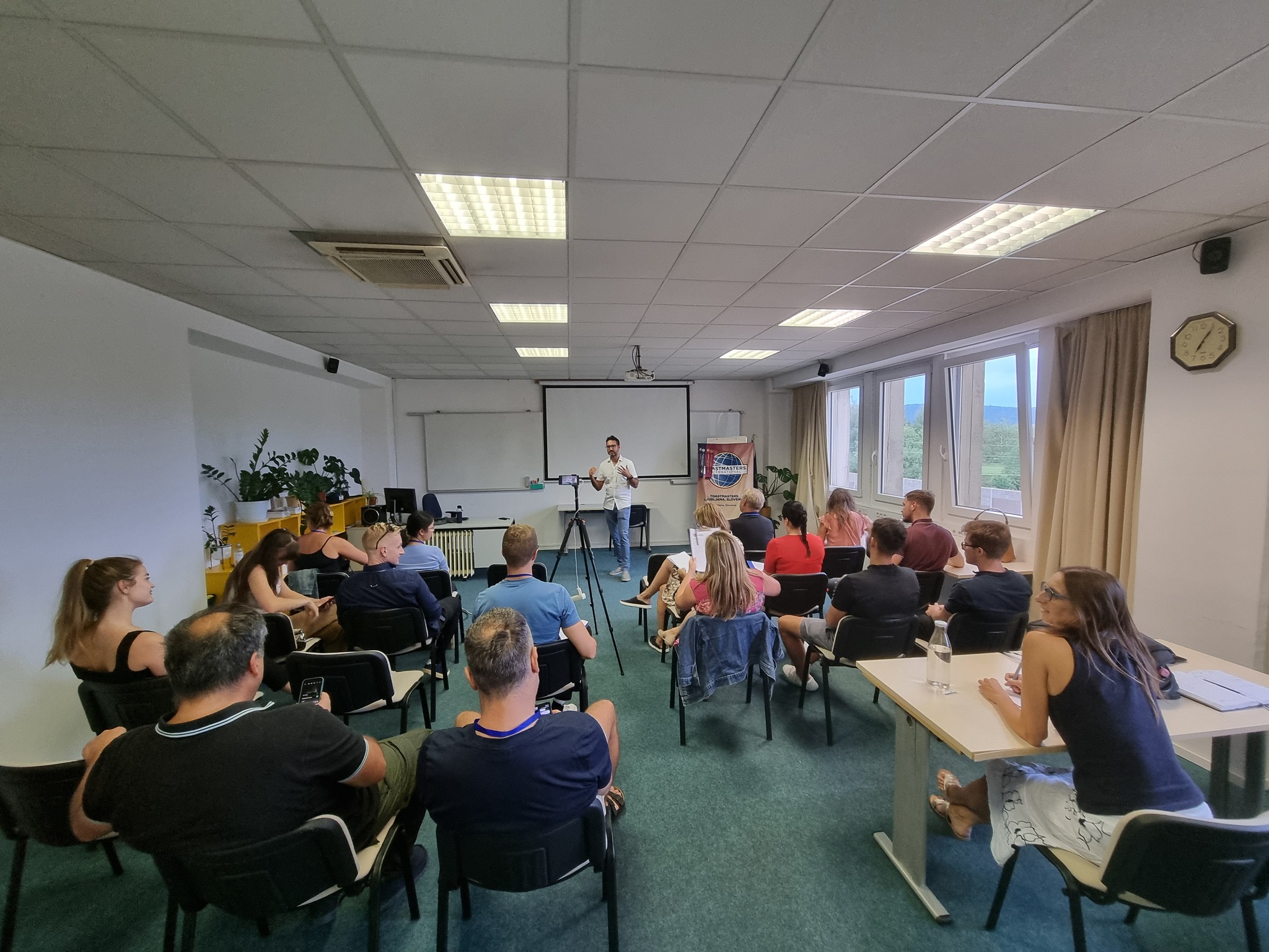 💪 Novoletna dilema:
Letna karta za fitnes ali letna članarina za Toastmasters klub Ljubljana? 🤔
V fitnesu treniraš mišice.
Pri Toastmasters treniraš samozavest, govor, in nastop pred ljudmi. 🎤🧠
Fitnes scenarij
➡️ kupiš letno karto
➡️ januar = motivacija 💥
➡️ februar = “grem jutri”
➡️ marec = karta že nabira prah 😅
Pri Toastmasters klubu Ljubljana:
➡️ prideš malo nervozen
➡️ poveš 1–2 minuti
➡️ čez leto ugotoviš, da:
✔️ brez težav govoriš na sestankih
✔️ prezentacije niso več nočna mora
✔️ govor na poroki ali rojstnem dnevu? Mačji kašelj 😎
Zakaj Toastmasters klub Ljubljana?
🔥 brez ogledal
🔥 ne rabiš športnih copat
🔥 kava je dovoljeni “pre-workout”
🔥 edina mišica, ki jo res zgradiš, je samozavest
👉 letos zamenjaj uteži za besede
Pridruži se Toastmasters klubu Ljubljana in bodi fit tam, kjer res šteje! 💬✨
#ToastmastersLjubljana #GovorniFitnes #ManjBicepsVečPoguma
