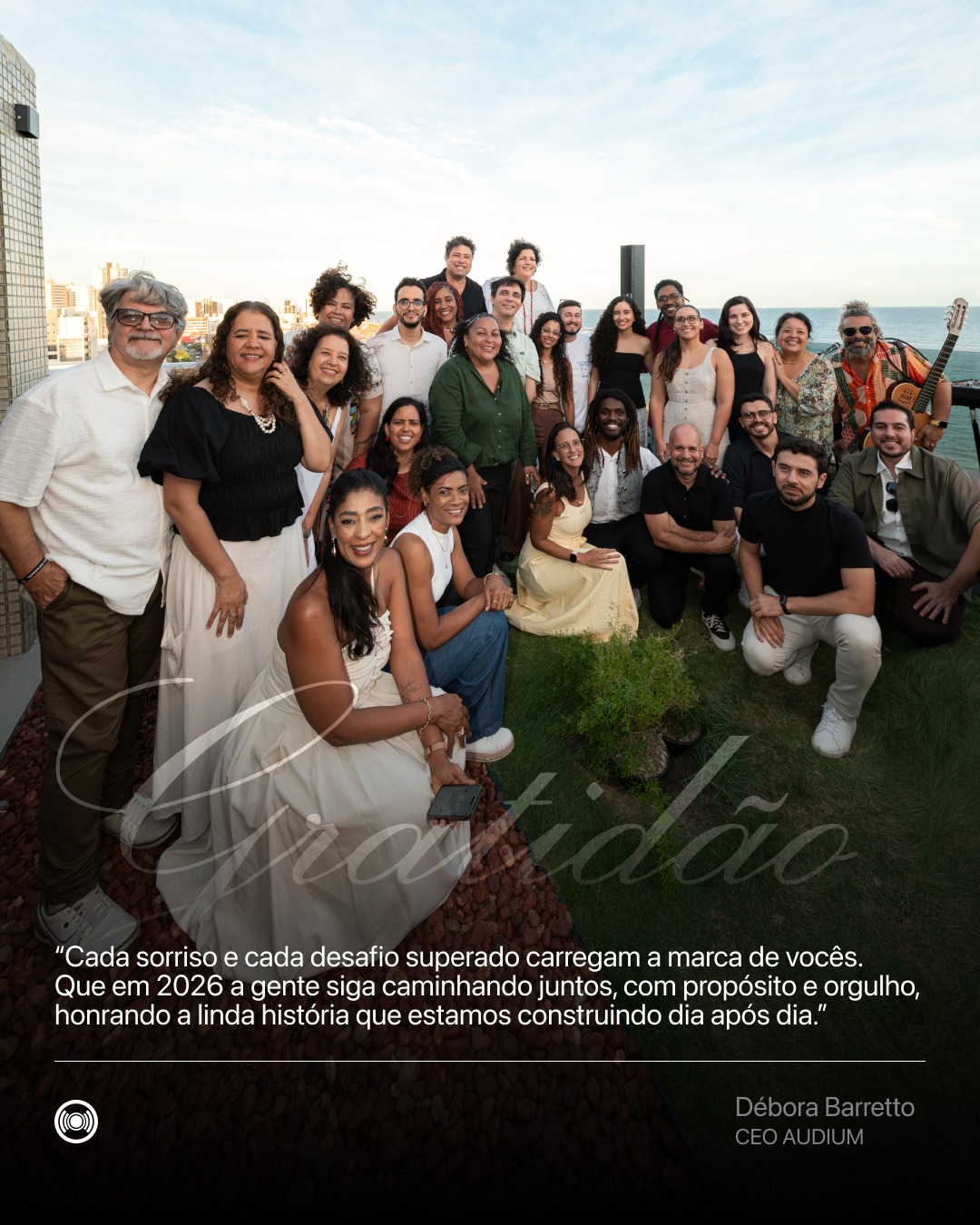 Como dizia Cora Coralina “O que vale na vida não é o ponto de partida e sim a caminhada. Caminhando e semeando, no fim, terás o que colher”.
Que bom que caminhamos juntos e estamos colhendo juntos tudo aquilo que semeamos. As conexões que fazemos ao longo do caminho é o que deixa o percurso mais leve e nos faz continuar.
Que possamos ser profundamente gratos por cada gesto de dedicação ao longo de 2025.
Por cada esforço silencioso, por cada tempo dedicado aos projetos, por cada palavra de apoio e por cada dia em que todos escolheram vestir a camisa não por obrigação, mas por pertencimento.
A AUDIUM é o que é porque cada um coloca um pedaço de si aqui dentro.