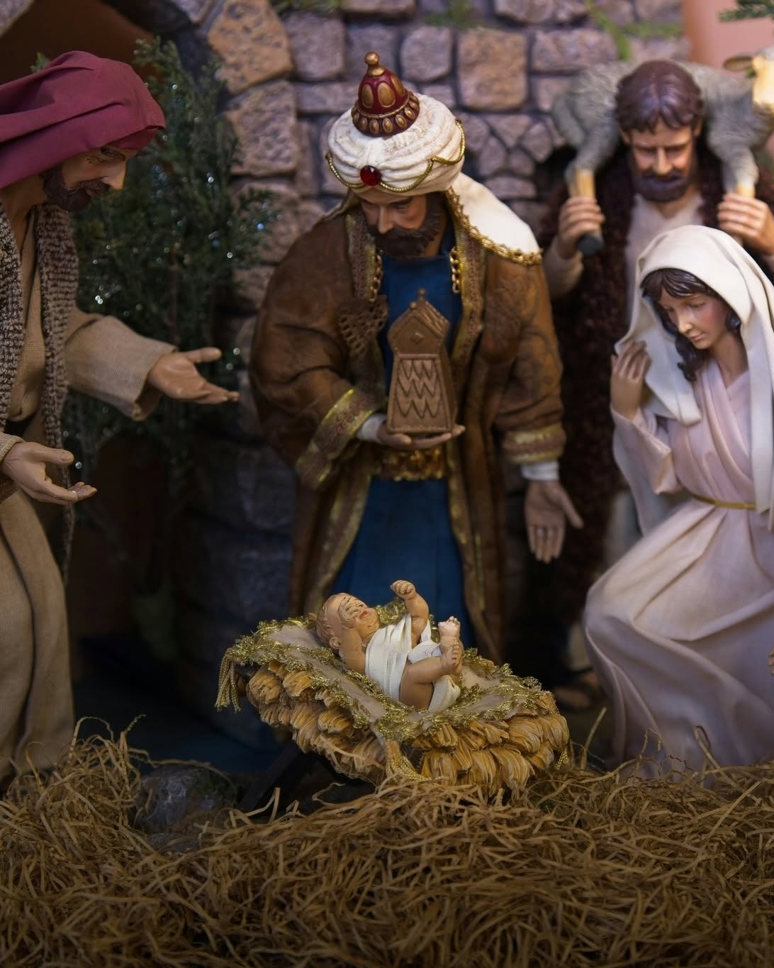 🙏Mon métier n’est pas juste un travail : c’est une vocation. Aussi cette période de l’année est pour moi très spéciale. Bien sûr, je reçois tous vos messages reconnaissants, vos cartes, vos cadeaux, et je ne peux dire à quel point je suis touchée par votre confiance et vos remerciements. 💛
🙏Mais c'est aussi pour moi un temps de recueillement et de profonde gratitude. Je suis chrétienne, mais suis ouverte à tous les courants religieux, tout autant qu'aux personnes athées.
Il y a quelques années, alors que j’étais en plein questionnement professionnel, j’ai prié que me soit envoyé un travail qui me rapproche de Dieu et qui éloigne les problèmes. Deux jours plus tard, je reçus un e-mail d’une famille du village avoisinant, me demandant de prendre soin de leur maman dépendante de 78 ans. Une deuxième famille, puis une troisième, et bien d’autres, me contactèrent par la suite pour prendre soin de leurs proches âgés, et c'est ainsi qu’a commencé mon service auprès des plus vulnérables.
🙏Pour moi, il n’y a pas de hasard : Chaque nouvelle famille qui me contacte m’est envoyée.
🌟Puisse la Lumière de Noël emplir vos coeurs d’espoir et de Paix.💛🎄
————————————
Tiphaine, votre dame dame de compagnie, auxiliaire de vie, et accompagnante en fin de vie au service des seniors en perte d’autonomie.
#procheaidant #aidantfamilial #AideAuxSeniors #grandsparents #mamie #PersonnesAgées #maintienadomicile #nyon #aideadomicile #seniorcare #Alzheimer #Démence #Accompagnement #AideÀDomicile #Parkinson #Noel