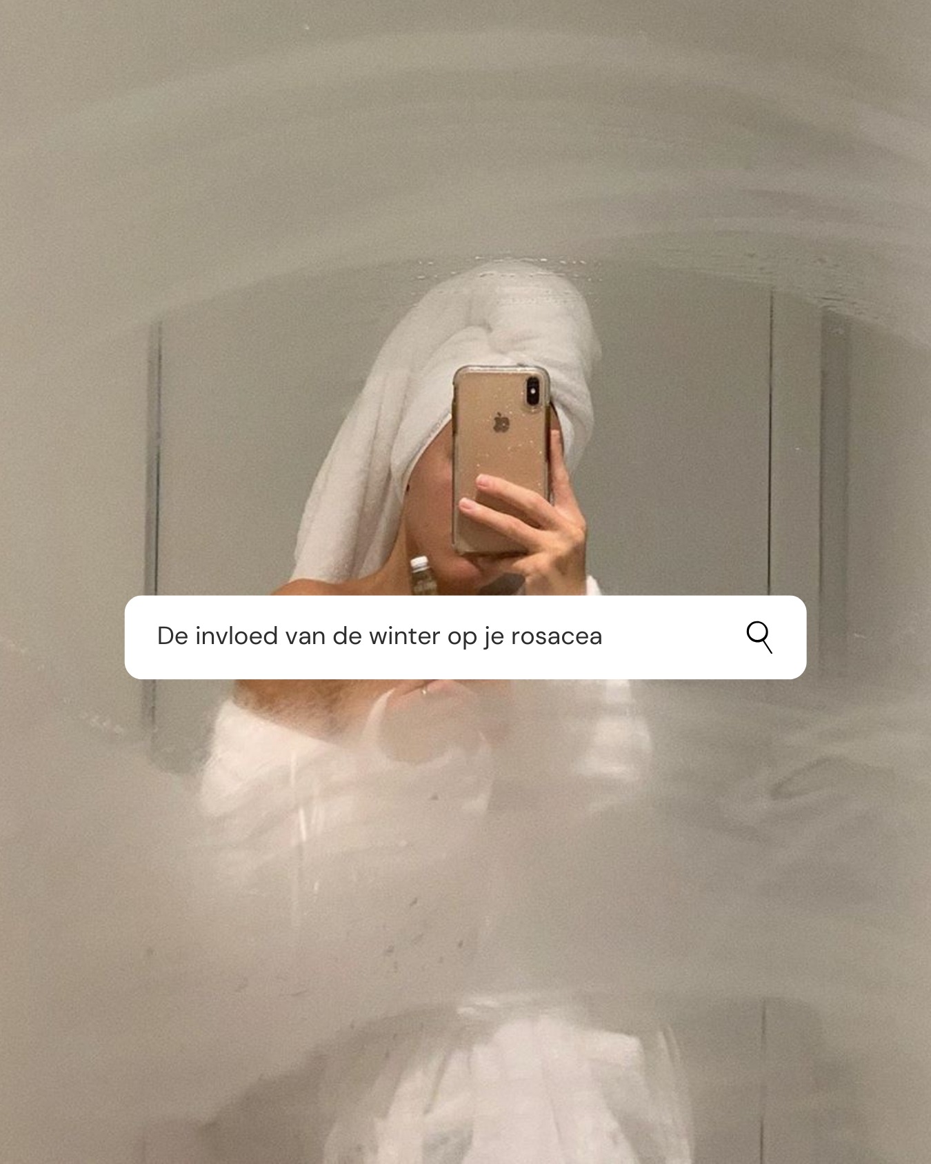 ❄ Winter & rosacea… het is geen makkelijke combinatie.
Koude lucht, gure wind en droge verwarmingslucht kunnen je huid flink uitdagen.
Bloedvaatjes reageren sneller, roodheid laait op en dat branderige, prikkelende gevoel steekt opnieuw de kop op 😣
Als je leeft met rosacea, weet je hoe gevoelig je huid in de winter kan zijn. Maar weet ook dit: je kan haar helpen. Niet door harder te werken, wel door zachter te verzorgen. 🤍
✨ Een paar eenvoudige maar krachtige reminders:
• Bescherm je gezicht tegen wind en kou met een zachte sjaal
• Kies voor een voedende, milde crème die je huidbarrière ondersteunt
• Vermijd extreem heet water en irriterende producten
• Denk: rust, bescherming en comfort, elke dag opnieuw
Winterverzorging bij rosacea draait niet om veel producten, maar om de juiste keuzes. Keuzes die je huid kalmeren, beschermen en opnieuw laten ademen.
💛 Heb jij last van rosacea en voel je dat je huid in de winter extra zorg nodig heeft?
Stuur me gerust een berichtje of kom langs in het salon.
Dan zoeken we samen naar een routine die werkt voor jóu. Zonder druk, zonder verplichtingen, met aandacht.
Veel liefs,
Lien