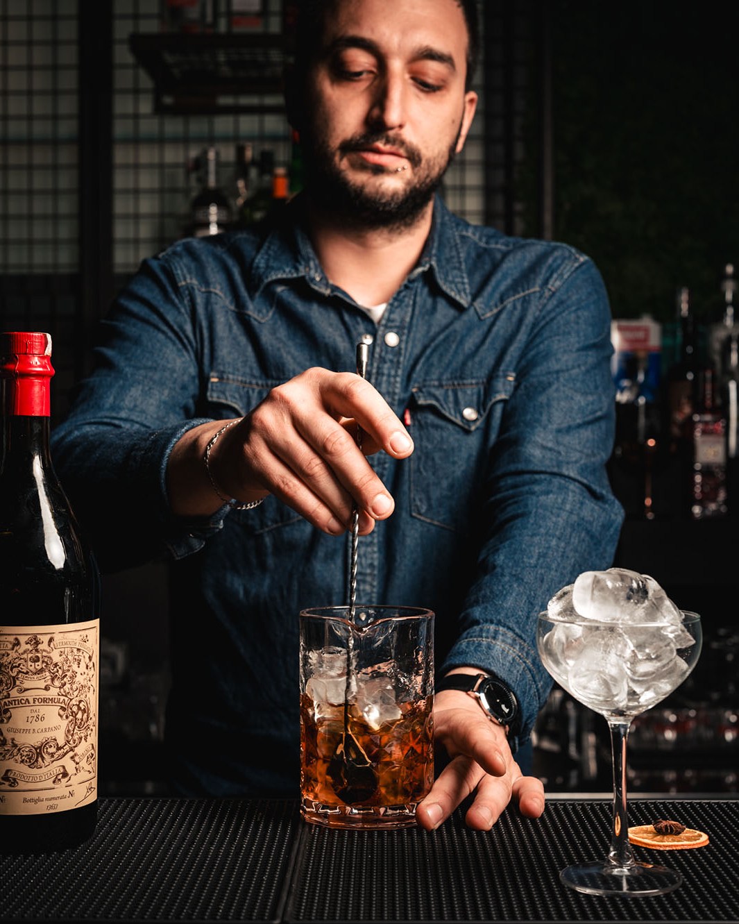 Ci sono serate che iniziano dal bancone.
Da noi spesso passano dalle mani di Tiziano: un drink fatto come si deve, due chiacchiere e la sensazione di essere nel posto giusto.
Il resto arriva da sé.
#carrosocialclub #kozelcarroponte #milano