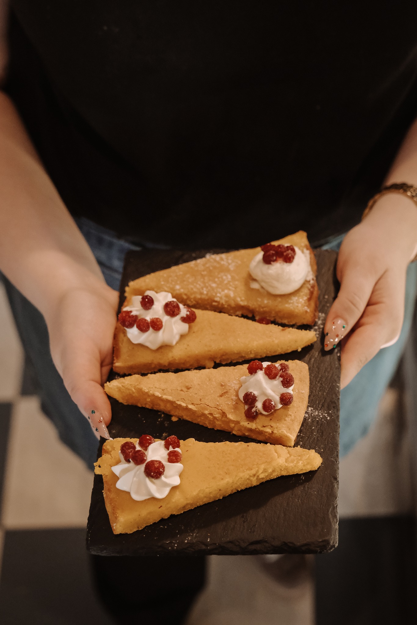 Nyårsveckan är här och vi håller öppet enligt följande tider ✨
Måndag 29/12: stängt
Tisdag 30/12: 11–16
Nyårsafton 31/12: stängt
Nyårsdagen 1/1: stängt
Fredag 2/1: 11–18
Lördag 3/1: 11–16
Söndag 4/1: 11–16
Kom förbi och mys i villan, ta en fika och häng hos oss 🎄🎄