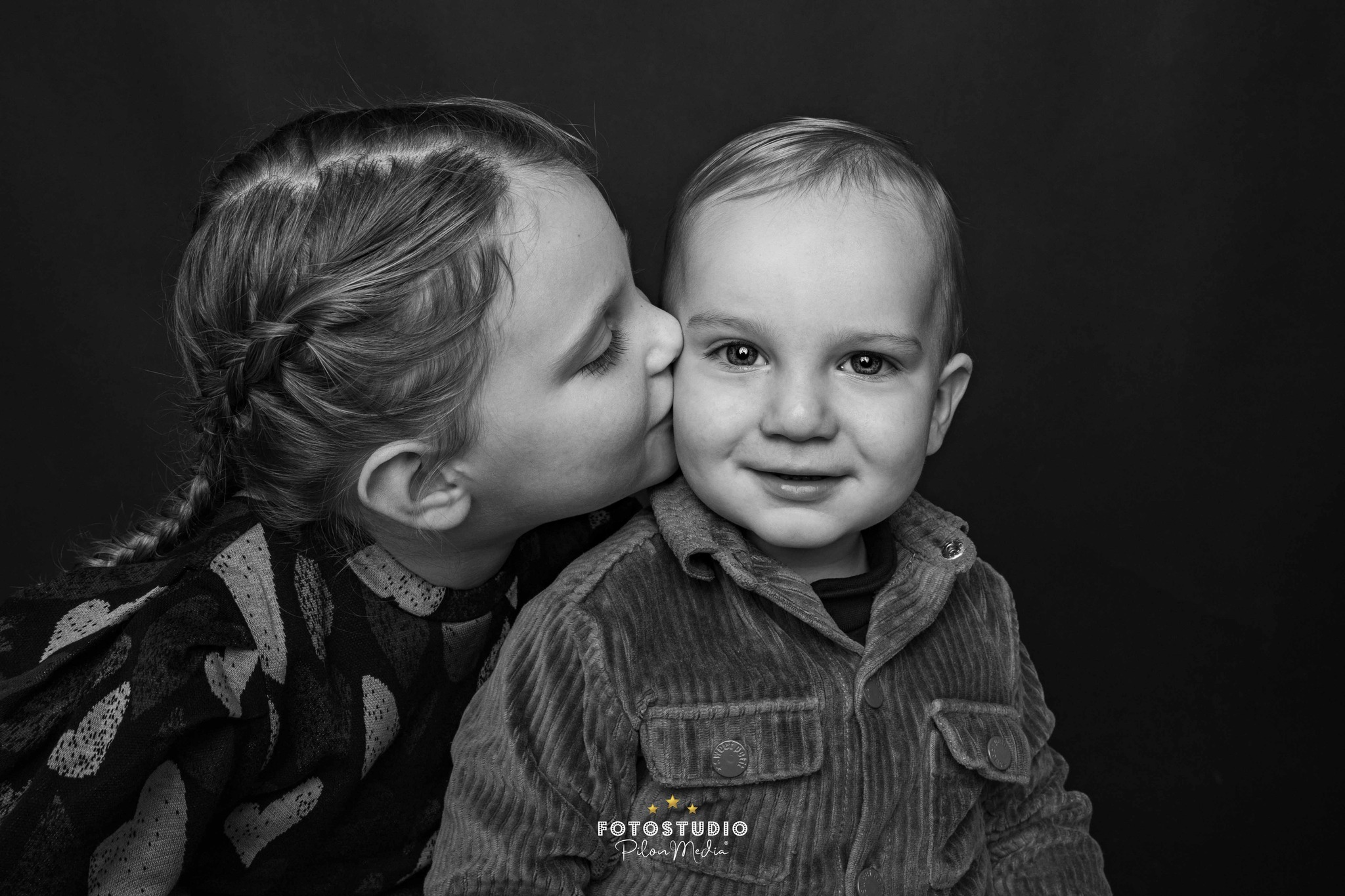 Het afgelopen jaar mocht ik weer zulke mooie en waardevolle herinneringen vastleggen!🥰🙏🏼 Door de drukte rondom de feestdagen veel te weinig gedeeld, dus tijd om dit goed te maken!😉
.
Vandaag te beginnen met deze lieve broer & zus die al meerdere keren voor mijn lens hebben gestaan. Ik mocht hun bijzondere band op beeld vastleggen, zo dierbaar!❤️ @a.donatz
.
⬇️ Wil jij ook zo'n waardevolle portretshoot voor jouw kids plannen in 2026? Check www.fotostudiopilonmedia.nl/kidsstudio of stuur een DM voor meer info over de beschikbaarheid😊📅
#fotostudiopilonmedia #kidsstudio #kinderportret #kinderportretfotografie