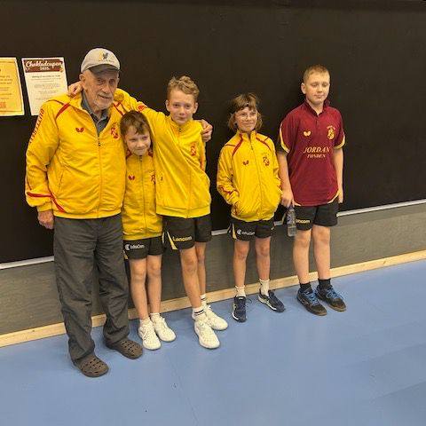 I lördags den 20 december var det dags för kval till Lag-SM, och vi kan med glädje konstatera att Ängby SK kommer till Lag-SM 2026 med hela sju lag. Mästerskapet spelas i Eslöv den 25–26 april, 2026.
De lag från Ängby SK som nu är klara för Lag-SM är P12, F14, P14, F16, P16, DJ18 samt HJ18.
På bilderna ser ni våra lag i P12, HJ18 och P14 - härligt kämpat alla som var med! 💛🏓
Stort grattis till våra samtliga lag, och tack till ledare och föräldrar som gör detta möjligt.
Heja Ängby SK! 💛❤️🏓