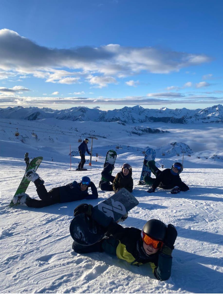 VERHUUR van 🎿 en snowboards zoals deze Lucky ones uit ODK Fly High Sports