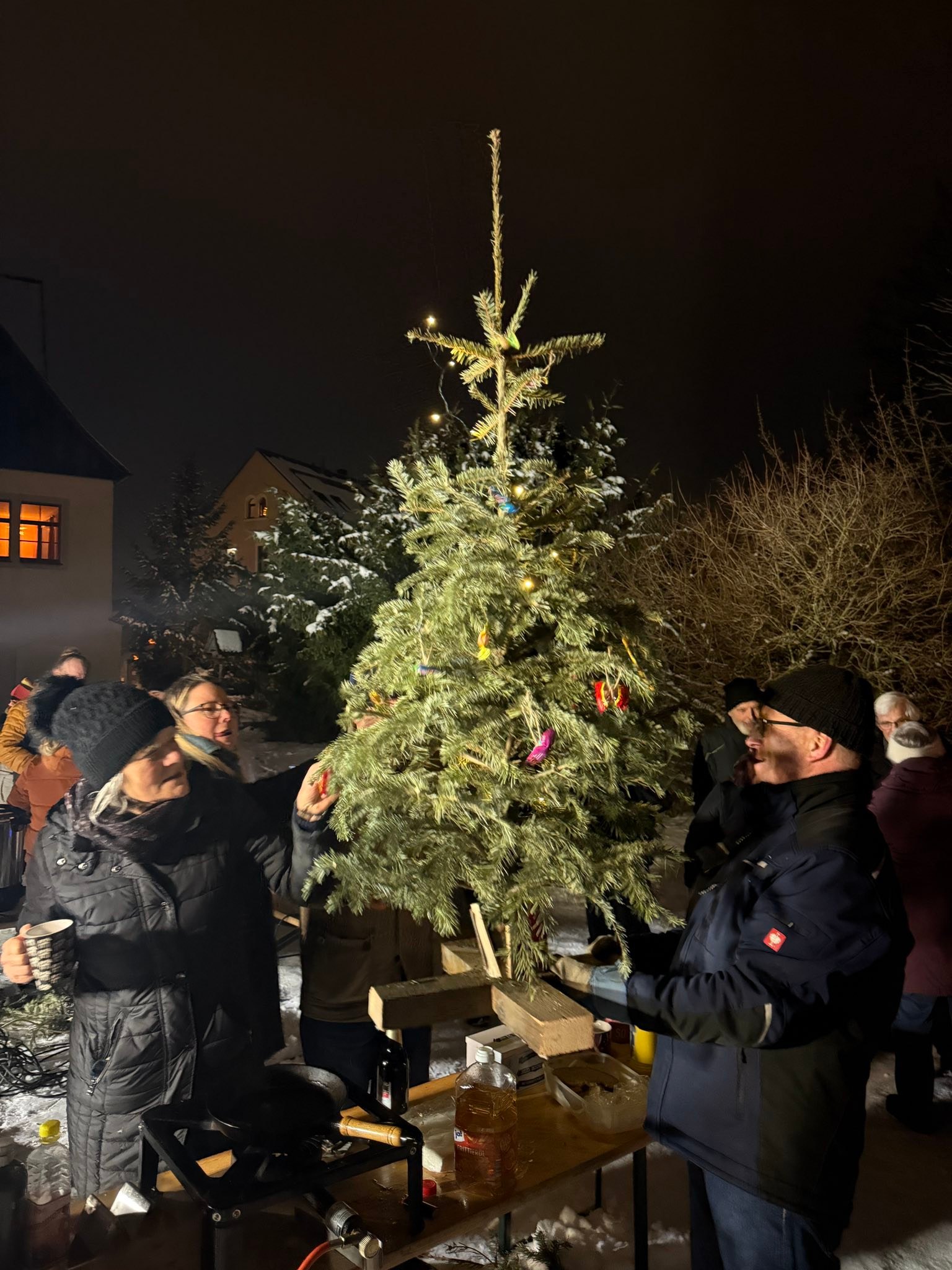 🌲🔥Heute war ich zu Gast beim Christiansdorfer Winterfeuer im Garten des Pfarrhofes – und es waren ein paar rundum schöne Stunden. Bei Bratwurst und heißem Glühwein kamen die Bewohnerinnen und Bewohner zusammen, haben die winterliche Atmosphäre genossen und viele nette Gespräche geführt.
Das knisternde Feuer, das Lachen und die herzliche Gemeinschaft machten den Abend besonders. Solche Begegnungen zeigen mir, wie wertvoll das Miteinander vor Ort in unserer schönen Stadt ist.