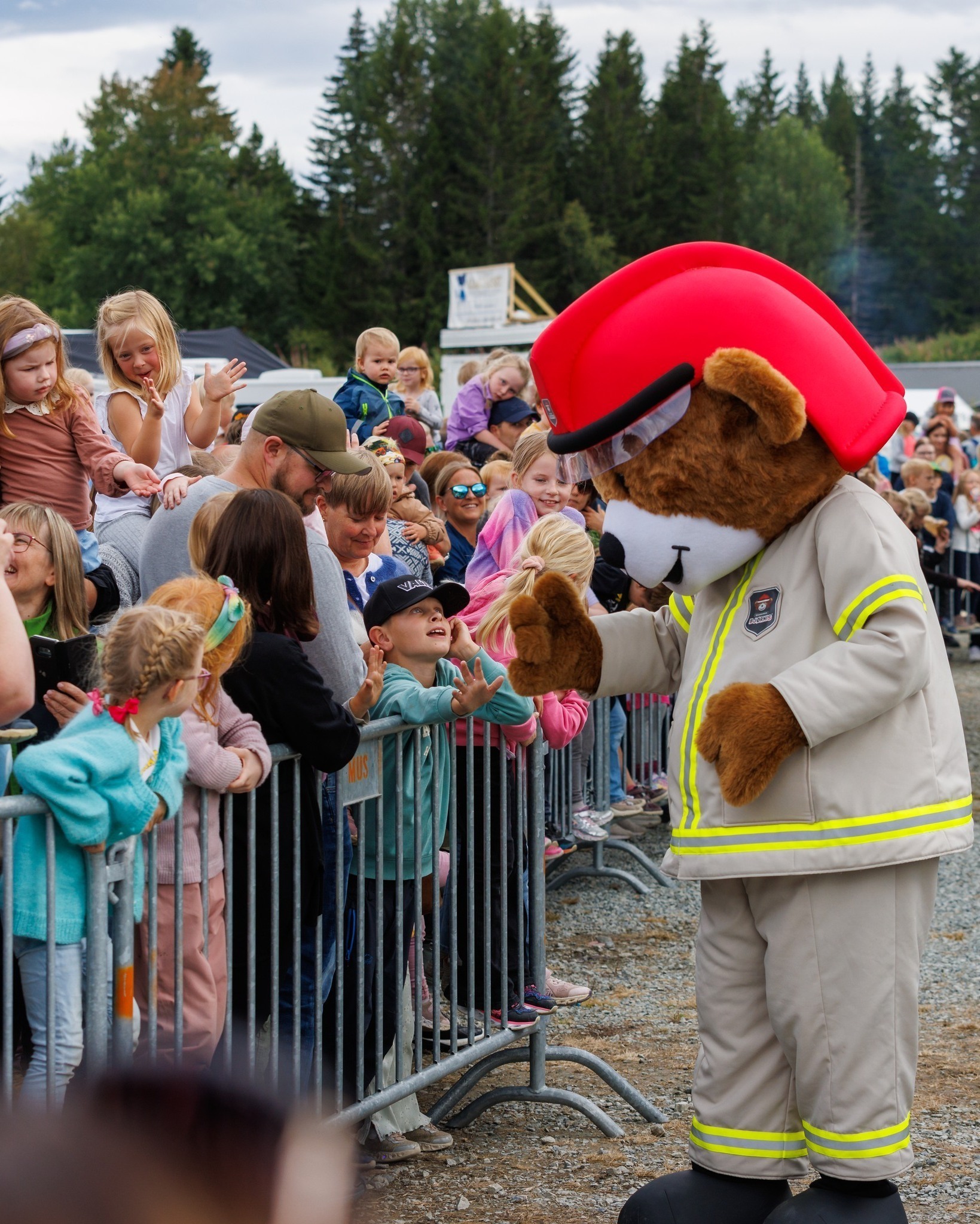 Da tar vi endelig en velfortjent juleferie her i Agrisjå-staben! Høsten og førjulstida har vært travel, og vi er sikker på at #agrisjå2026 blir en opplevelse for store og små!🚜 Med bilder fra 2023-arkivet ønsker vi alle to- og firbeinte en riktig god jul - og et godt nytt år!💚 Vi «Agrisjåas» endelig igjen i 2026🥳