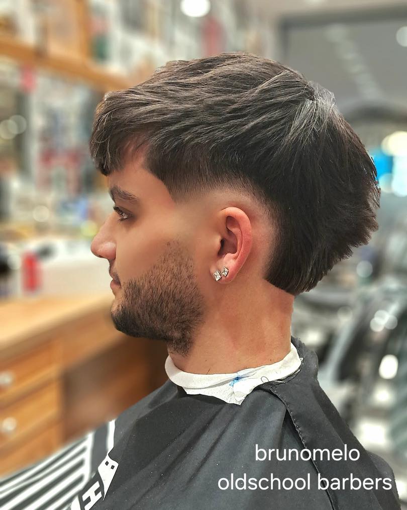 🇫🇷⬇️
Die Feiertage stehen vor der Tür 🎄 – Zeit für einen Schnitt, der sitzt ✂️
Klare Linien 🔥, saubere Übergänge 💈 und echte Oldschool-Präzision 💯
Dieser Look wurde von Bruno geschnitten ✂️ – mit Erfahrung 👌, Handwerk 🧠 und Liebe zum Detail 🔍
Ob Weihnachtsfeier 🎉 oder Familienbesuch 👨👩👧👦 – mit diesem Style bist du bereit 😎
Gönn dir Qualität, die man sieht 👀 – bei Oldschoolbarbers 💈
Les fêtes approchent 🎄 – il est temps d’une coupe impeccable ✂️
Lignes nettes 🔥, fondus précis 💈 et véritable précision oldschool 💯
Ce look a été réalisé par Bruno ✂️ – avec expérience 👌, savoir-faire 🧠 et souci du détail 🔍
Soirée de Noël 🎉 ou visite en famille 👨👩👧👦 – avec ce style, tu es prêt 😎
Offre-toi une qualité qui se voit 👀 – chez Oldschoolbarbers 💈