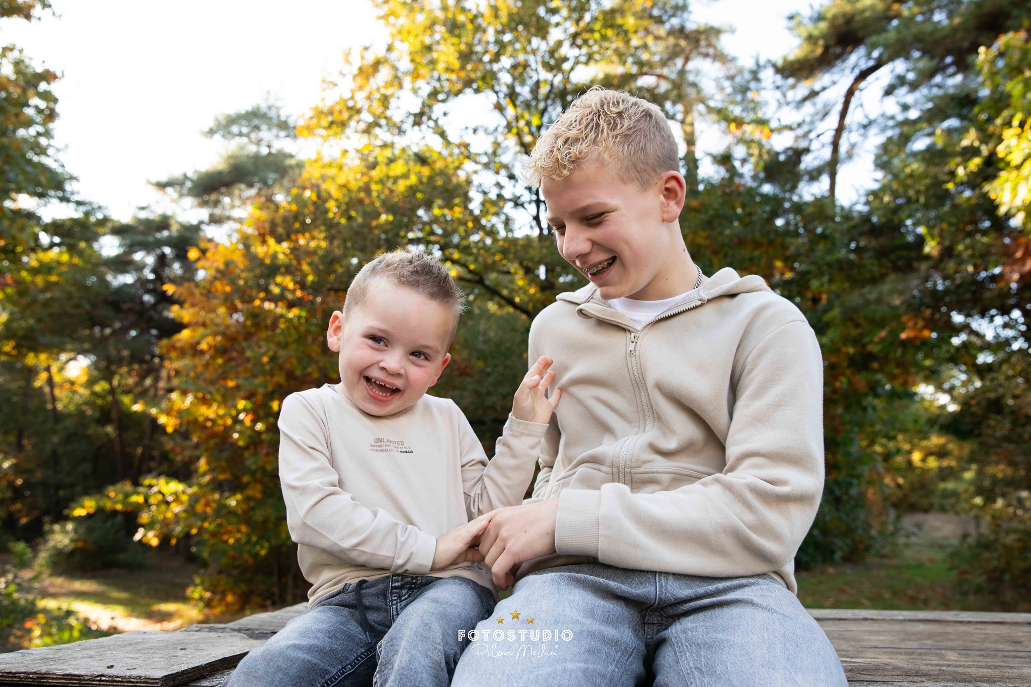 Ieder seizoen heeft z’n charme, maar de herfst blijft toch mijn favoriet om buiten te fotograferen. Die kleuren, het magische licht, de sfeer… Ik word er zo blij van!🍁☀️
.
🎂 Na de cakesmash van de jongste mocht ik opnieuw in 2025 voor dit mooie gezin herinneringen vastleggen. Het voelt zó bijzonder als klanten terugkomen voor een nieuwe shoot. Enorm dankbaar hiervoor!🙏🏼 @chantalvdweide
.
Staat een gezinsshoot in de herfst ook op jouw bucketlist? Plan dan zeker op tijd een datum in oktober/november 2026! 📅✔️
#familieshoot #gezinsshoot #fotograafwinterswijk #familiefotograaf #herfst