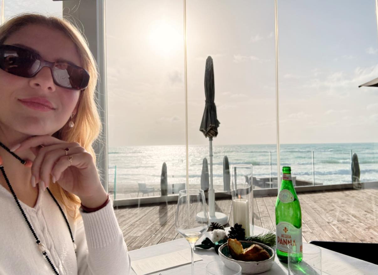 💝 Auguri e Buone feste dalla Sicilia che amo, quella che fa bene al cuore, al mare o in città, un palcoscenico che si presta per chi sa fare con amore, momenti, voci e personalità qui si intrecciano, creando connessioni ed emozioni, storie ed esperienze creative in ogni ambito.
Agata Romeo - BINDU - Yoga & Ayurveda 💝