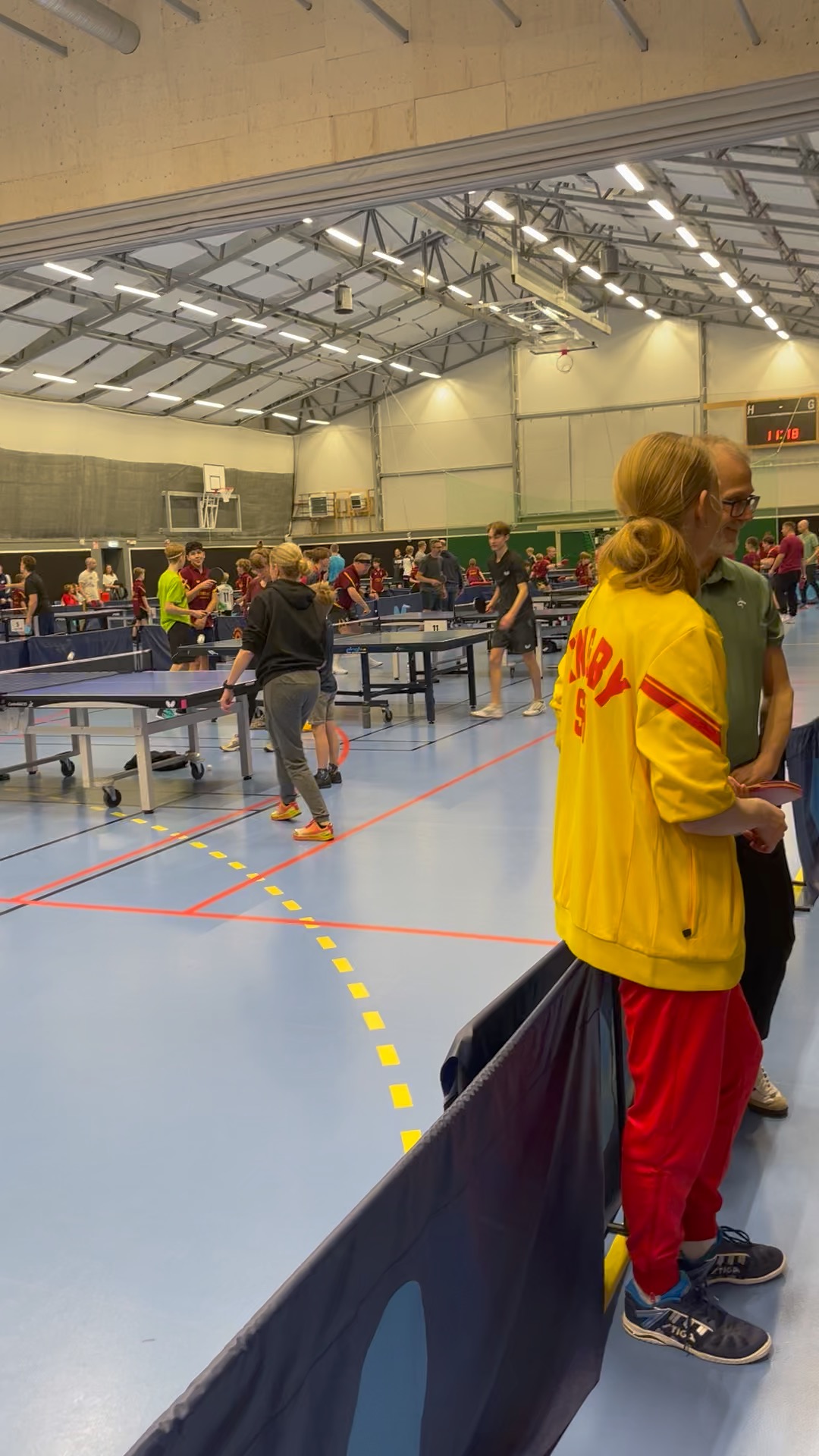 Vilken härlig avslutning på helgen! 🍫🏓
I söndags samlades hela Ängby-familjen för en av våra finaste traditioner - Chokladcupen 2025. Spelare i alla åldrar möttes, för att ibland spela mot någon helt ny, ibland mot ens favorittränare!
Chokladcupen spelas som en handicapturnering, vilket gör att alla kan mötas på ett jämnt och roligt sätt. Alla börjar i A-cupen och spelar vidare i olika cuper beroende på matchresultat. Alla får spela och alla får pris, och viktigast av allt: alla är en del av gemenskapen!
ETT STORT TACK till alla spelare, ledare, tränare och funktionärer som gjorde dagen möjlig och så minnesvärd! Vi ser redan fram emot nästa gång! 🏓💛❤️
Foto: Bitte Bergström