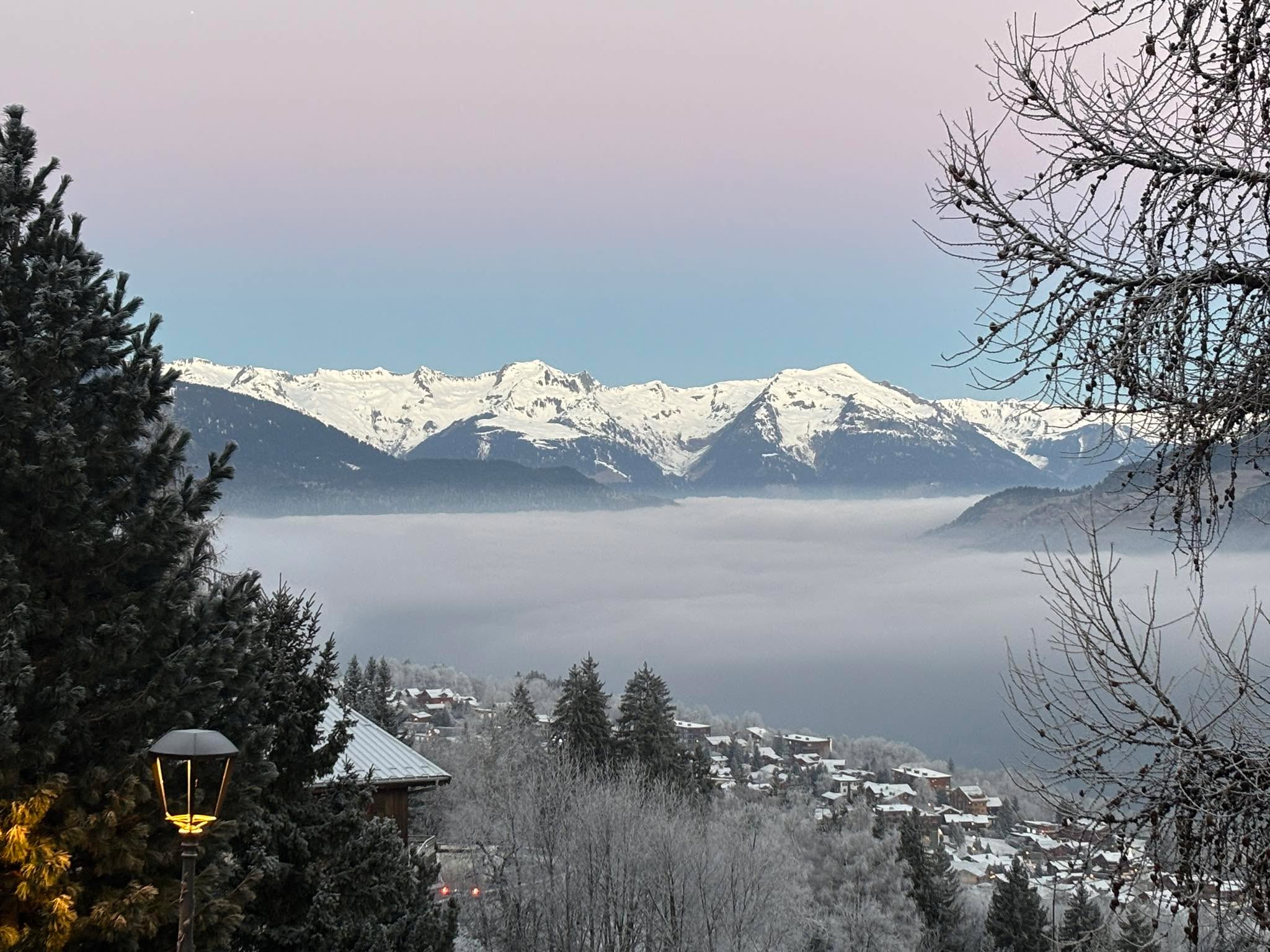 31 décembre au matin, depuis le village de la Choulière.
Calme absolu, montagnes poudrées et mer de nuages en contrebas.
Une fin d’année suspendue, avant de tourner la page.