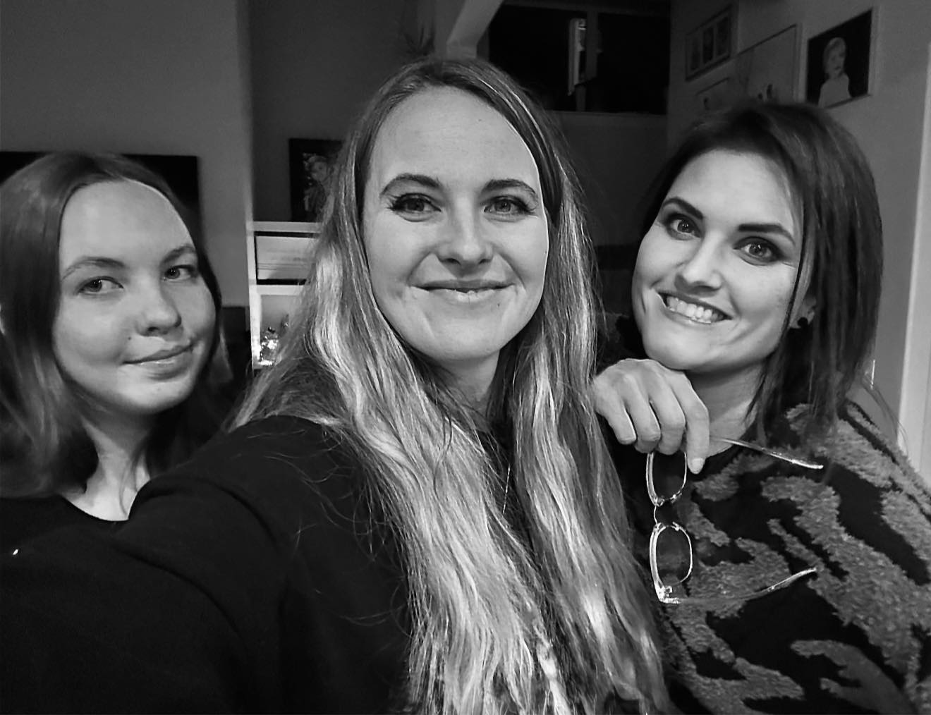 Happy New Year’s with friends and family! 🥳😍😁
I would love to hear how everyone enjoyed their evening. One word to describe mine: easy