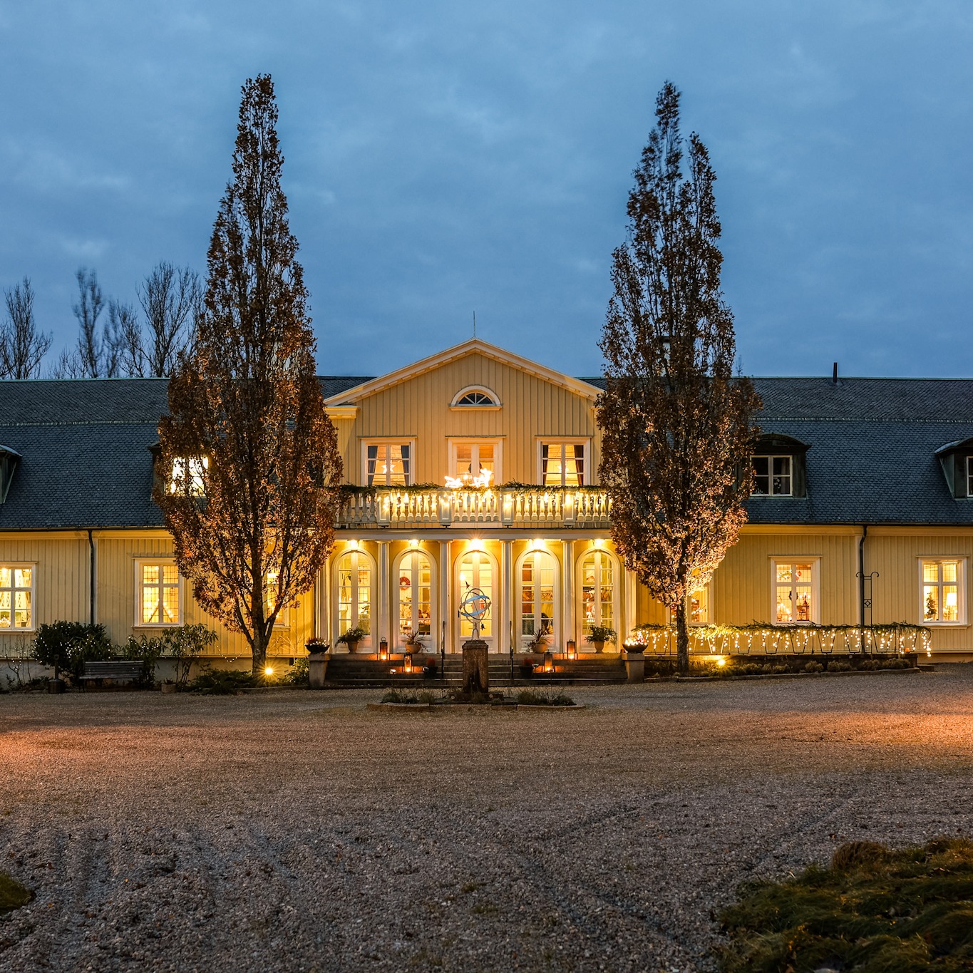 God jul från oss på Munkedals Herrgård ✨
Tack för ett fantastiskt år fyllt av möten, skratt, samtal och minnen.
Vi är så tacksamma för alla fina, glada gäster som besökt oss under året.
Nu önskar vi er en riktigt varm och fridfull jul 🎄🤍
#herrgårdsliv #västsverige