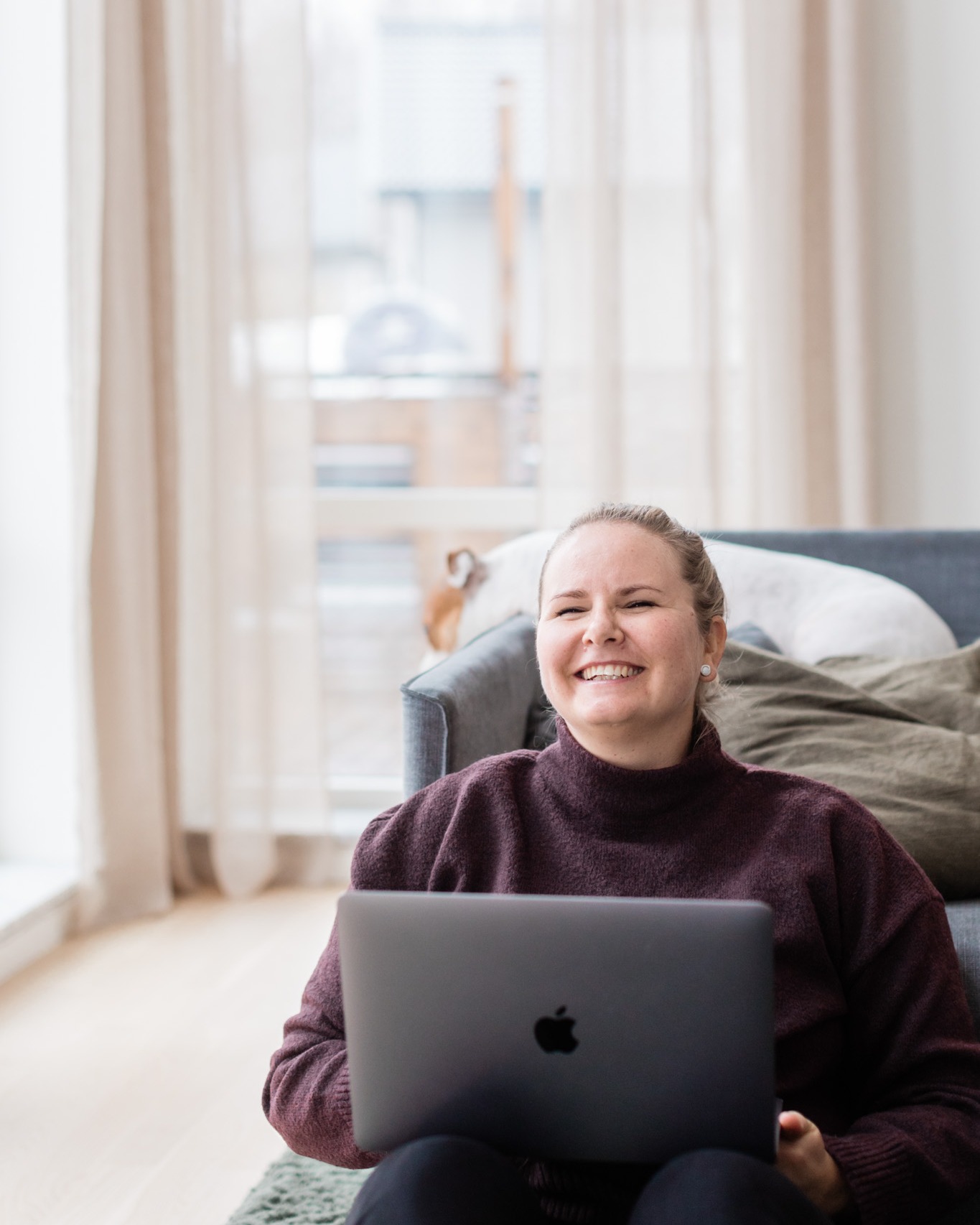 10 år som egenföretagare 🥳
Idag firar jag ett helt decennium som egenföretagare — och det känns både stort och väldigt tacksamt ✨
Att driva eget har inte alltid varit enkelt, men det har utan tvekan varit det bästa jag någonsin gjort. Under dessa år har jag genom ESB Design fått:
✨ Växa tillsammans med företagare och deras verksamheter
✨ Vara ett stöd bakom kulisserna och bidra till struktur, trygghet och utveckling
✨ Skapa ett arbete som ger mig frihet, kreativitet och mening varje dag
Det finaste av allt är att få arbeta som virtuell assistent — att vara företagares andra hand, avlasta i vardagen och hjälpa till att skapa utrymme för tillväxt. Att få vara en del av andras företagsresor, se idéer ta form och verksamheter utvecklas, är något jag aldrig tar för givet 🤍
Att vara egenföretagare betyder för mig friheten att forma min vardag, välja samarbeten med omsorg och jobba med det som verkligen känns rätt. Det är ett liv där varje dag handlar om att skapa värde — både för mig och för andra.
Tack till alla kunder och alla fantastiska människor jag fått chansen att jobba tillsammans med genom åren.
Ni har lärt mig, inspirerat mig och gjort resan så mycket roligare.
Nu ser jag fram emot tio nya år av samarbete, utveckling och skapande ✨
#egenföretagare #esbdesign #virtuellassistent #företagsjubileum #entreprenörskap