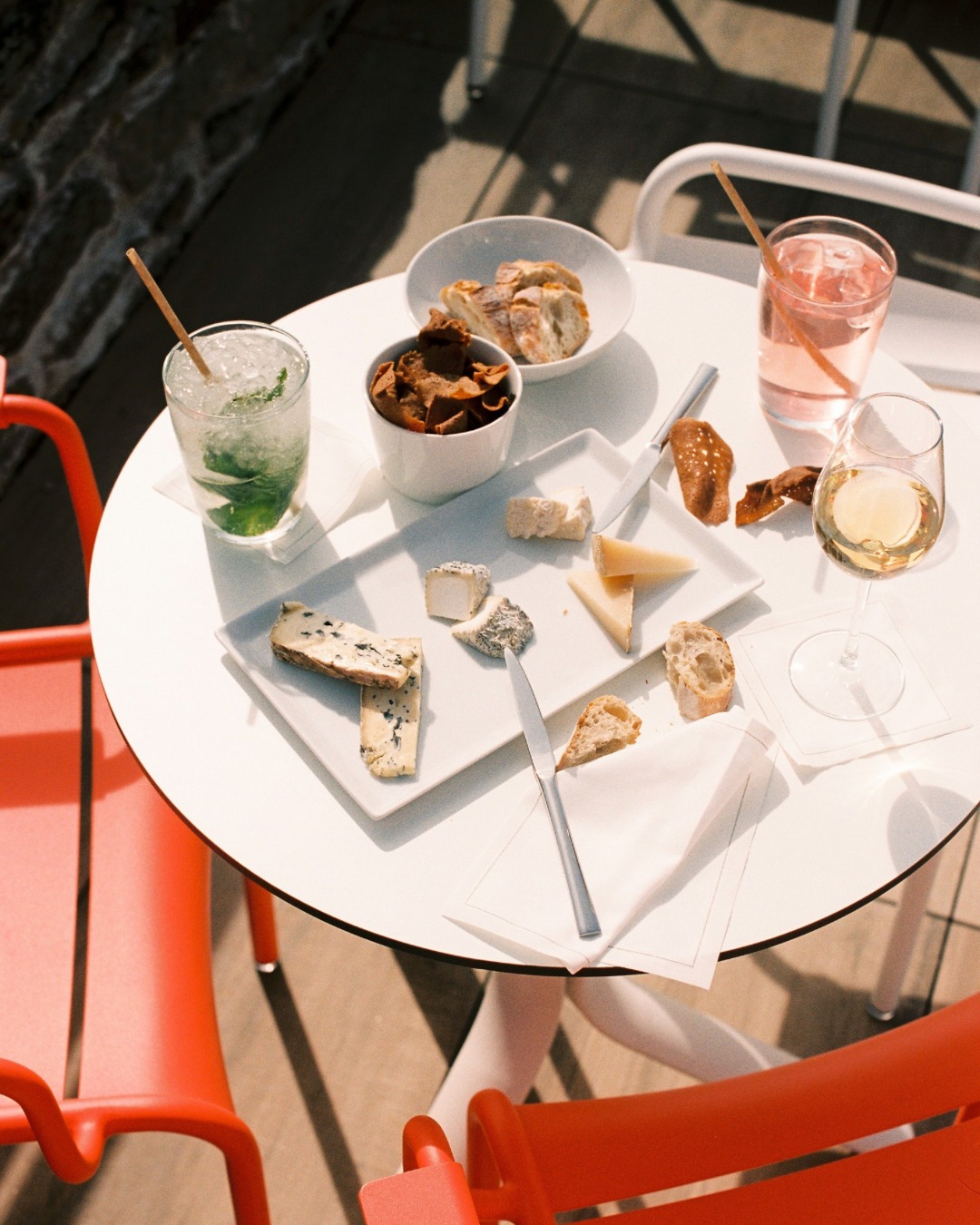 🧀 Derrière nos fromages, il y a surtout des visages.
Chez Entre Nous, les fromages ne sont pas choisis au hasard.
On va les chercher chez des gens passionnés, exigeants, et profondément attachés à leur métier.
🫶🏼 Chez Sten Marc, à Guipavas @sten_marc_
Fromagers affineurs, amoureux du produit juste, du temps qui fait bien les choses, et des goûts francs. Chaque fromage a une histoire… et du caractère.
🫶🏼 Ti Yann, à Peumerit
Une fromagerie locale, à taille humaine, où le lait devient fromage avec patience et savoir-faire. Des produits simples, vrais, qui parlent du territoire.
Deux maisons différentes, une même philosophie :
👉🏼 le respect du produit
👉🏼 le goût avant tout
👉🏼 et l’envie de bien faire
C’est aussi ça, la cuisine d’Entre Nous 💙
Des choix assumés, des partenaires engagés, et beaucoup de plaisir à partager.
-
Entre Nous
35 rue de la marine
29730 Le Guilvinec
+33 (0)2 98 92 73 56
Ouvert du jeudi au lundi 🌈
#entrenous #guilvinec #entrenousguilvinec #restaurantguilvilnec #architectedinterieur #atelierdeblandine #pontlabbe #lieudevie #paysbigoudensud #bigoudenjoy
Crédit photo : @marineburucoa