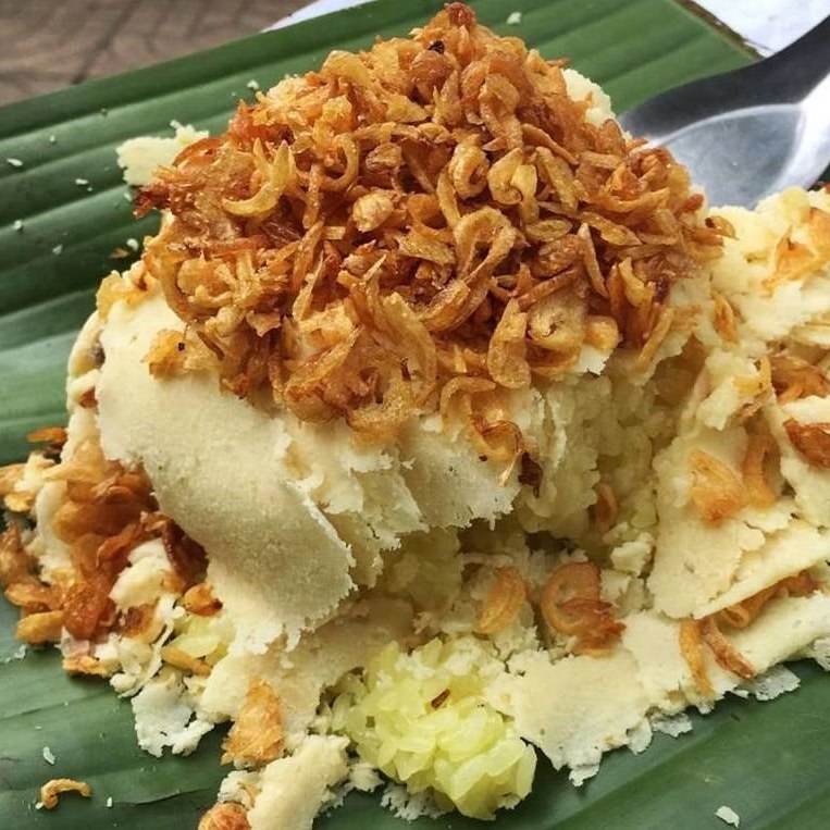 What do local Hanoi people eat in a day?
☀️ Morning – Sticky Rice (Xôi)
Hanoians often begin the day with xôi — warm sticky rice topped with mung beans, pork floss, or fried shallots. It’s quick, filling, and perfect for busy mornings.
🍋 Late Morning – Lemon Tea at the Cathedral
By mid-morning, locals love to sit on tiny plastic stools near St. Joseph’s Cathedral, sipping lemon iced tea, chatting with friends, and watching the rhythm of the city.
🍽 Lunch – Bún Đậu Mắm Tôm
Lunch is often bún đậu — rice vermicelli served with crispy fried tofu, boiled pork, fresh herbs, and fermented shrimp paste. Bold flavors and a true local favorite.
🔥 Afternoon Snack – Grilled Pork Skewers (Thịt Xiên Nướng)
In the afternoon, the streets fill with the smell of thịt xiên nướng — grilled pork skewers served with bread or green papaya salad. A popular street snack for all ages.
🌙 Evening – Chả Cá
For dinner, chả cá is a must-try Hanoi specialty. Turmeric-marinated fish is grilled, then served sizzling with dill, spring onions, rice noodles, peanuts, and fish sauce. It’s rich, aromatic, and best enjoyed slowly with friends or family.
👉 This is not just food — it’s everyday life in Hanoi.
Walk, eat, and experience the city like a local.
👉Message my fanpage if you’d like to explore Hanoi through food & culture.
Hanoi Culture and Cuisine Walking tour is ready for you!
📲 WhatsApp: +84 972923235
#travelhanoi #vietnam #vietnamfood #oldquarter