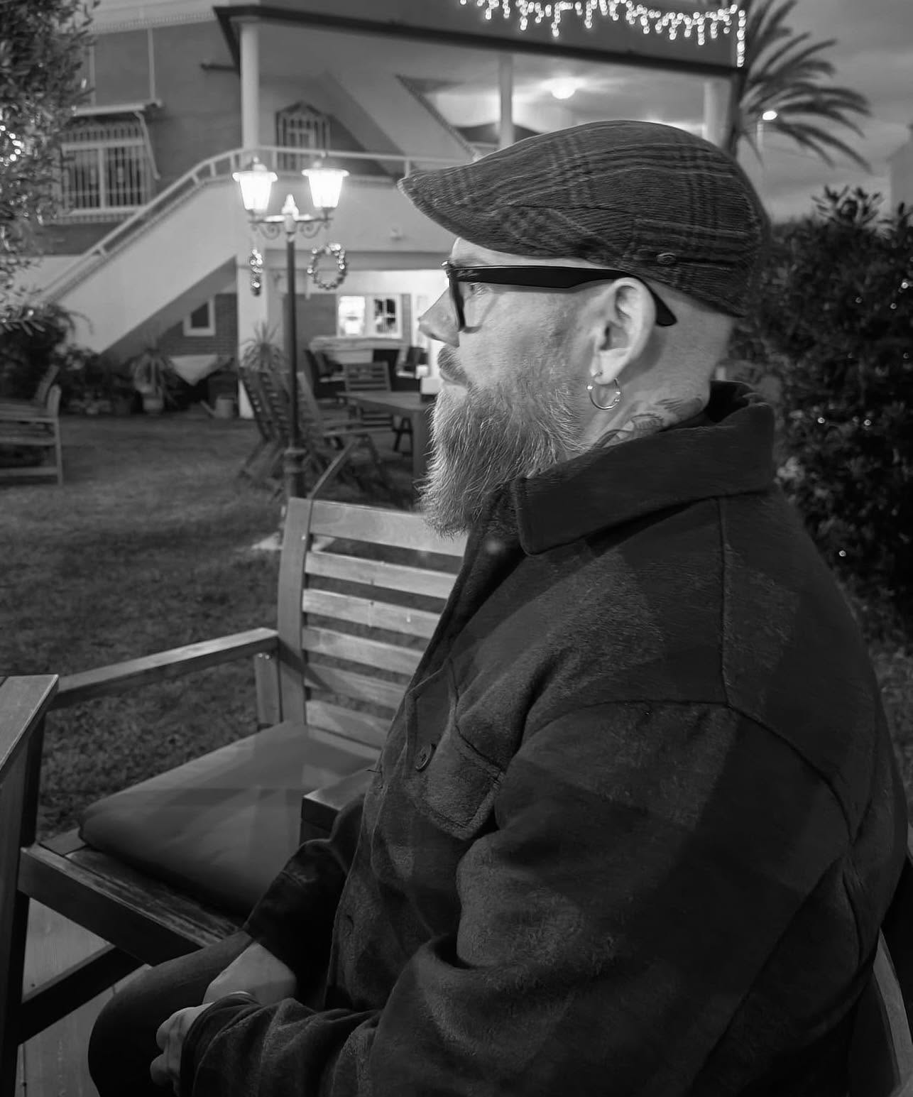 Mulla on ihan kulman takana aika ison juhlan tuntua. 😃 ennen sitä mä voisin kertoa pienen tarinan itsestäni . Kun mä olin 14 vuotias mä join mun ensimmäiset kännit. Ja sehän päätyi pakkasessa sammumiseen ja sitä kautta sairaalaan. Aamulla mulle kerrottiin, että oli minuuteista kiinni etten kuollut. No mä ajattelin ensin, että tää on silti mun juttu ja olihan se. No mä otin alkuun, kun se oli hauskaa ja kivaa. Sitten mä otin koska se oli kun toinen duuni. Sen jälkeen mä otin kun en osannut lopettaa ja mä pelkäsin liikaa. Ja sitten mä otin kun pakenin kaikkia asioita. Ja lopuksi päästään siihen miksi en enää otttanut. Viimeinen kerta, kun otin niin 2 olutta riitti kaatamaan mut. Mä sammuin ja kun mä heräsin kipuihin ja mä olin varma, että mä kuolen. Mun piti mennä sairaalaan ja siellä sanottiin taas kuten ekalla kerralla sä meinasit kuolla, mutta nyt tarina jatkui, että sä kuolet jos otat. No tarina loppui siihen mistä se tavallaan alkoi😃🙏🏼 no nyt tulee 10 vuotta tästä ja edelleen raittiina 😃🙏🏼 ei tää 10 vuotta helppoa ole ollut. Sen raittiuden hinta oli vakava masennus ja monta vuotta vitullisia kipuja. Millon on itketty pahaa Oloa ja millon on itketty kun sattuu niin paljon jonnekin. Mut nyt syksyllä kävin lääkärissä verikokeessa ja keho on palautunut taas kuosiin.
Nyt mun addiktiot on urheilu, musiikki, ja energiajuomat 😂
Nykyään elän tilanteessa missä mua oikeastaan etoo kaikki päihteet. Tätä tarinaa olis voinu jatkaa vaikka kuinka pitkään, mut tää on hyvä välipysäkki tälle tarinalle 😃🎼
Otetaan siis raittiudelle 😃🫶🏻🎼