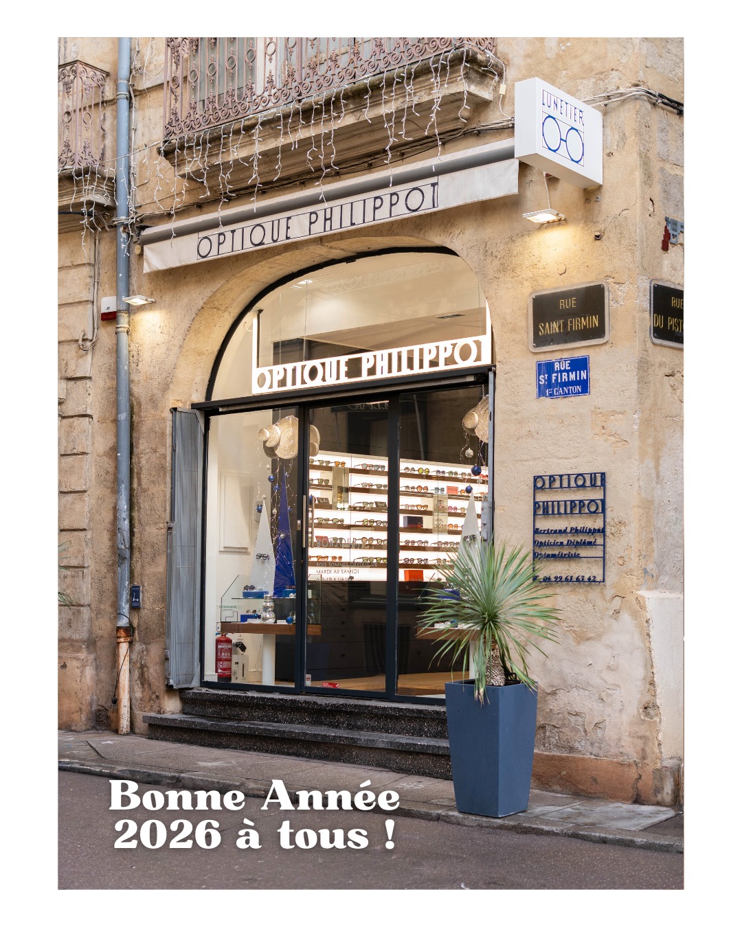 ✨ Toute l’équipe vous souhaite une merveilleuse année 2026 !
Que cette nouvelle année vous apporte une vision claire, des projets lumineux, et surtout… plein de bonheur (et de style) au quotidien ! 💫
Merci d’avoir illuminé notre 2025, on remet ça en 2026 ? 🥳
À très vite en boutique ! 💙
-